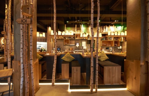 Het interieur van de horecaketen Hans im Glück. Ook achter het interieur van Hans im Glück zit een verhaal.