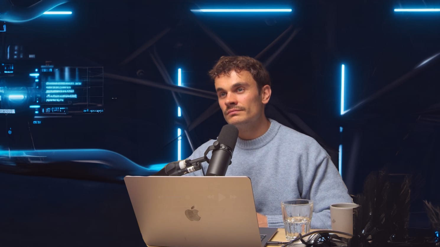 Jules Raijer in de exclusieve bonusaflevering van Lekker werken met AI. Deze foto is bewerkt met AI. Beeld: BusinessWise Jules Raijer in de exclusieve bonusaflevering van ‘Lekker werken met AI’. Deze foto is bewerkt met AI. Beeld: BusinessWise