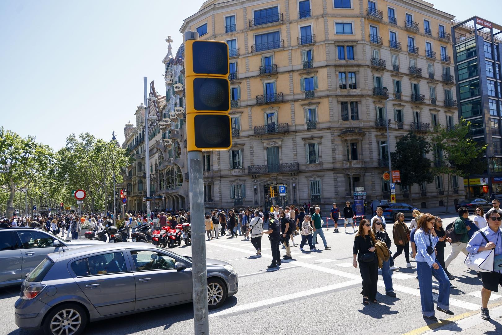 Stroomuitval in Spanje en Portugal.Spanjaarden wordt gevraagd niet de weg op te gaan omdat verkeerslichten niet werken. Stroomuitval in Spanje, onder meer chaos in het verkeer. Spanjaarden wordt gevraagd niet de weg op te gaan omdat verkeerslichten niet werken. Foto: Getty Images.