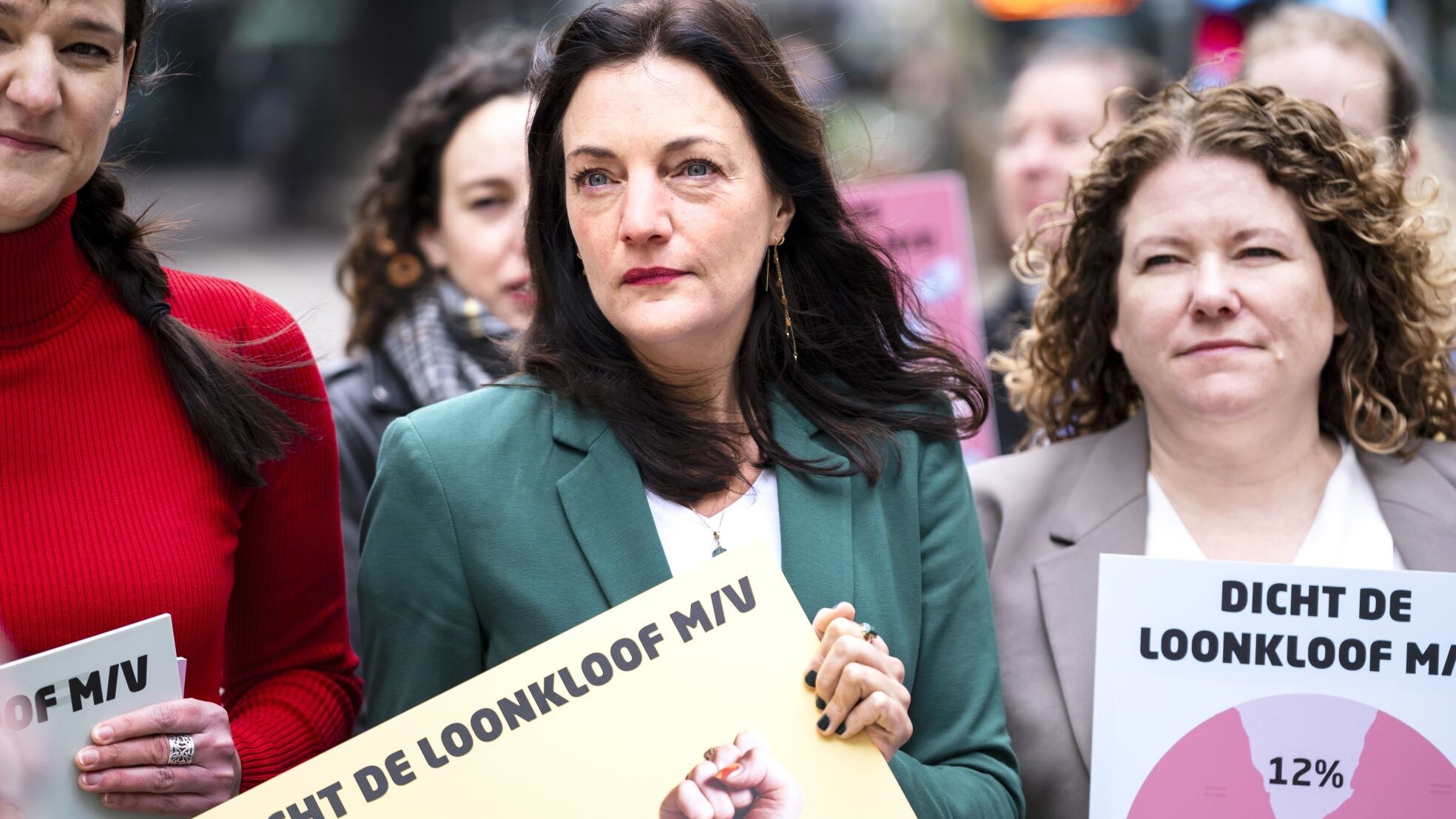 Actievoerders voor een gelijk loon verzamelden zich in november 2024 voor de Tweede Kamer. Actievoerders voor een gelijk loon verzamelden zich voor de Tweede Kamer. Foto: ANP (november ‘24).