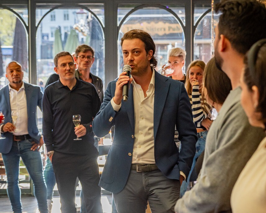 Johannes Buhler, CEO van Hans im Gluck, bij de opening in Amsterdam.. Johannes Bühler, CEO van Hans im Glück, bij de opening in Amsterdam. Foto: MissPublicity.