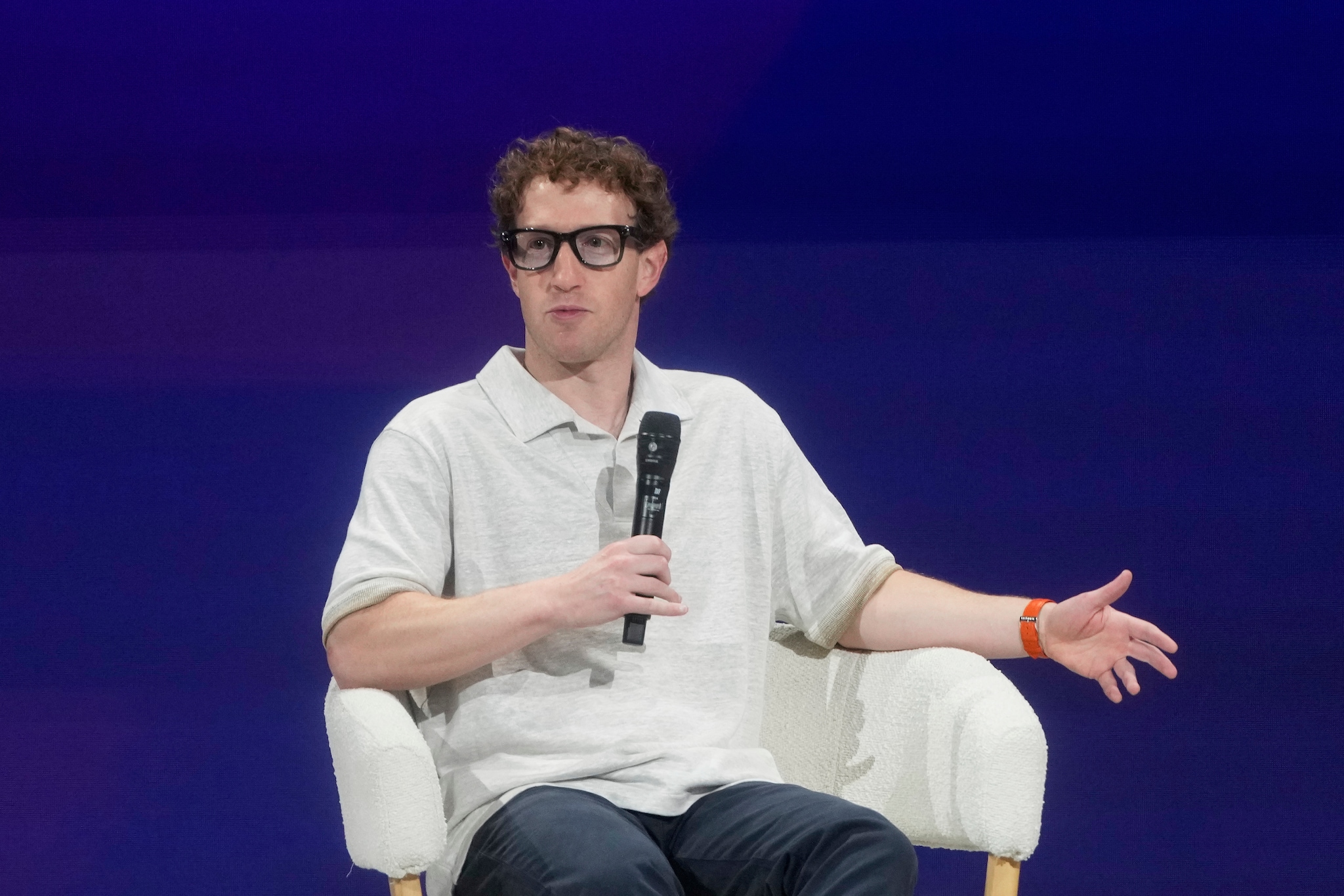 Meta Founder and CEO Mark Zuckerberg speaks at LlamaCon 2025, an AI developer conference, in Menlo Park, Calif., Tuesday, April 29, 2025. (AP Photo/Jeff Chiu) Mark Zuckerberg on stage, tijdens LlamaCon 2025. Foto: AP.