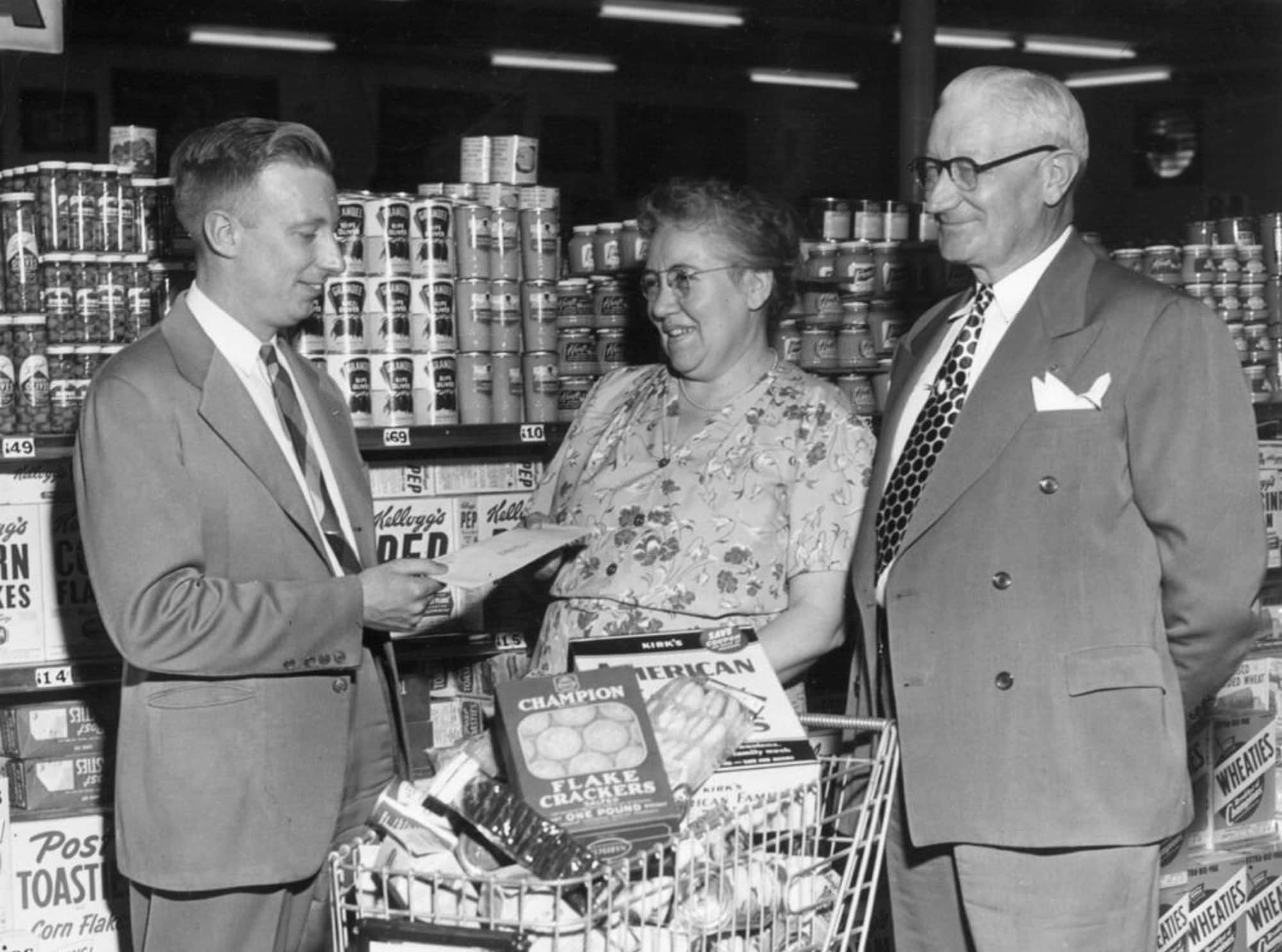 Opa Hendrik Meijer (rechts) tijdens de opening van hun eerste supermarkt in Grand Rapids in 1949. Opa Hendrik Meijer (rechts) tijdens de opening van hun eerste supermarkt in Grand Rapids in 1949. Foto: AD.