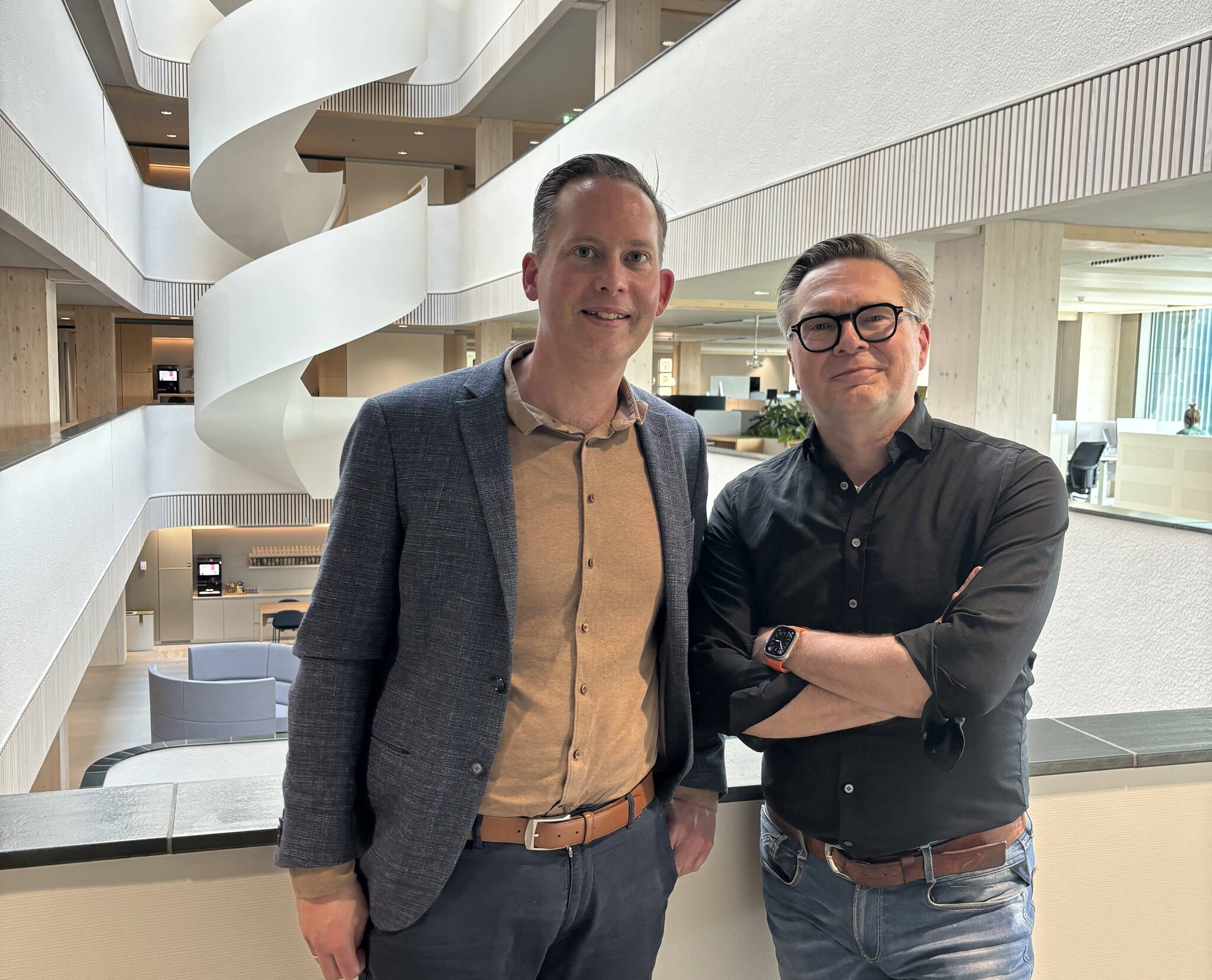 Senior woordvoerders Rins van Kouwen en Ronald van der Aart, samen in Mediavaert. Rins van Kouwen (links) en Ronald van der Aart, samen in Mediavaert, waar de podcast Onder Embargo wordt opgenomen.