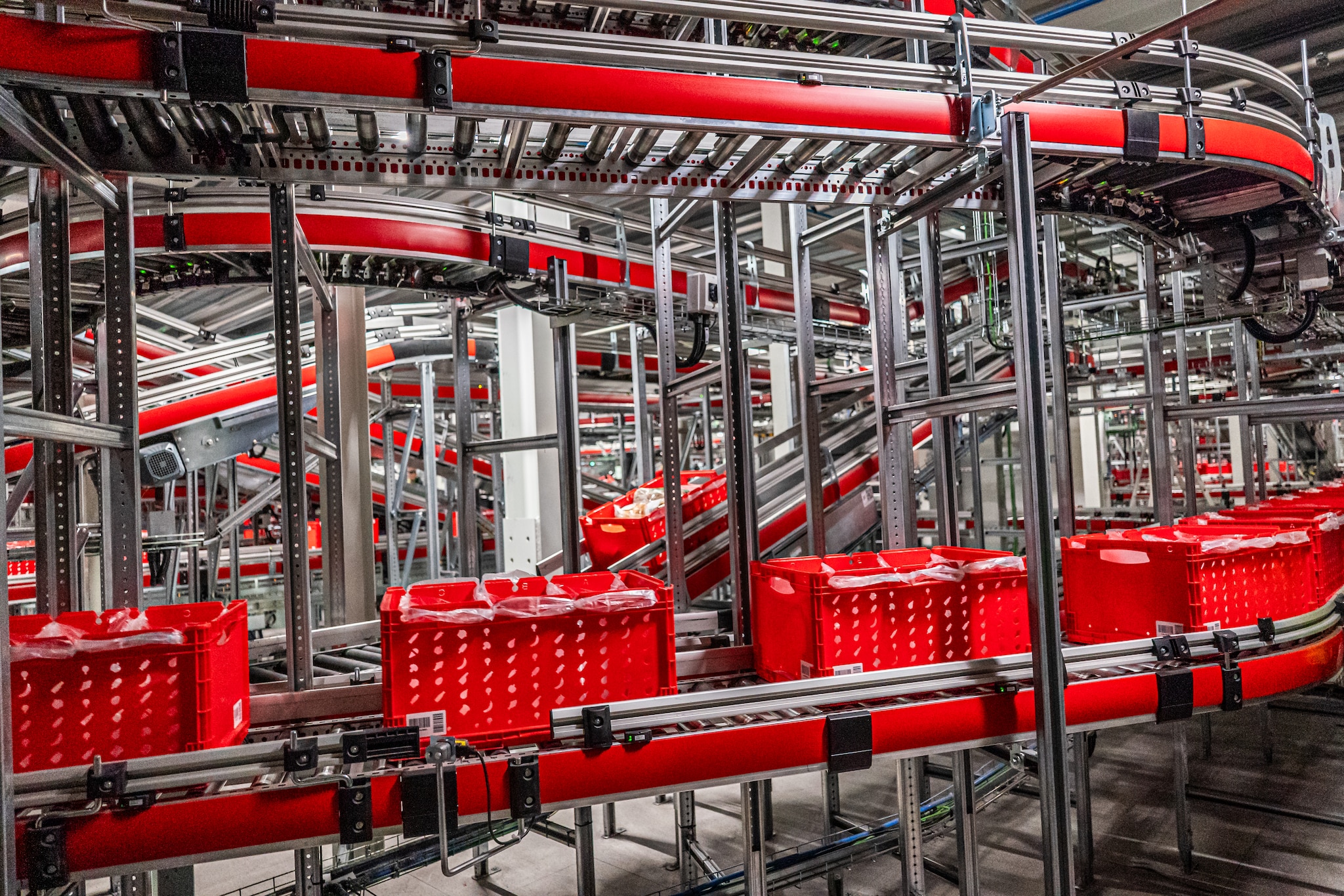 Utrecht, Nederland, 11-04-2025 | Fulfilmentcentrum van Picnic in Utrecht. De online-supermarkt bezorgt boodschappen rechtstreeks aan huis en is actief in meerdere Europese landen. Foto: Joris van Gennip Een totale oppervlakte van 5500 vierkante meter, waarvan 2500 vierkante meter overdekte ruimte en plaats voor zo’n 120 elektrische wagens: de superhub van Picnic in Utrecht. Foto: Joris van Gennip.