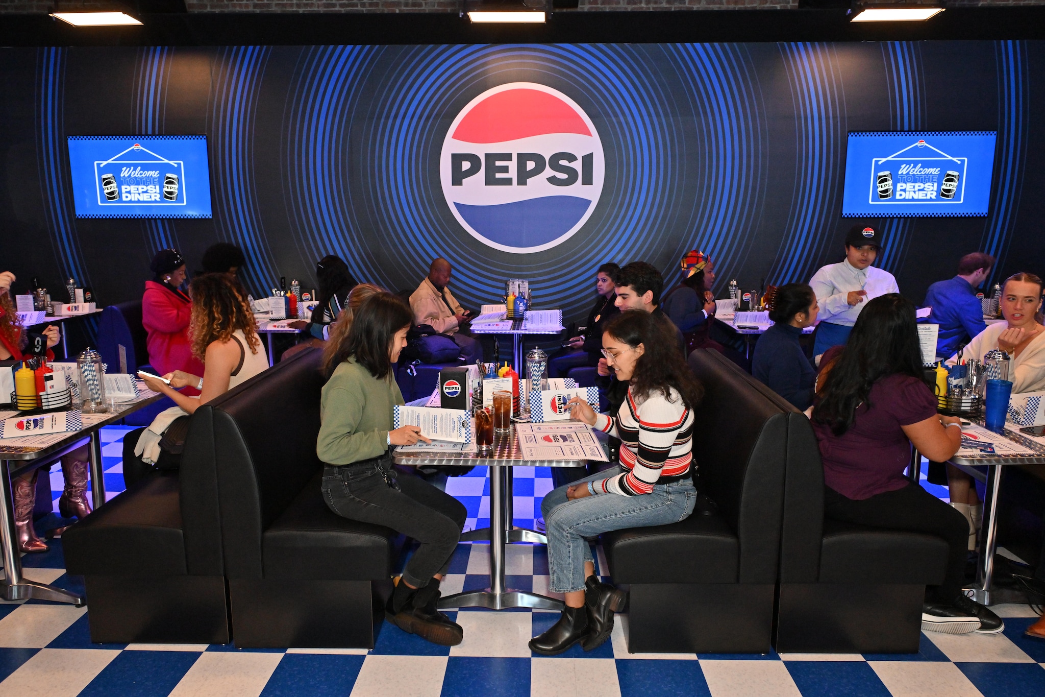 In New York zaten mensen aan een Pepsi-diner, toen het bedrijf 125 jaar bestond. Getty Images for Pepsi