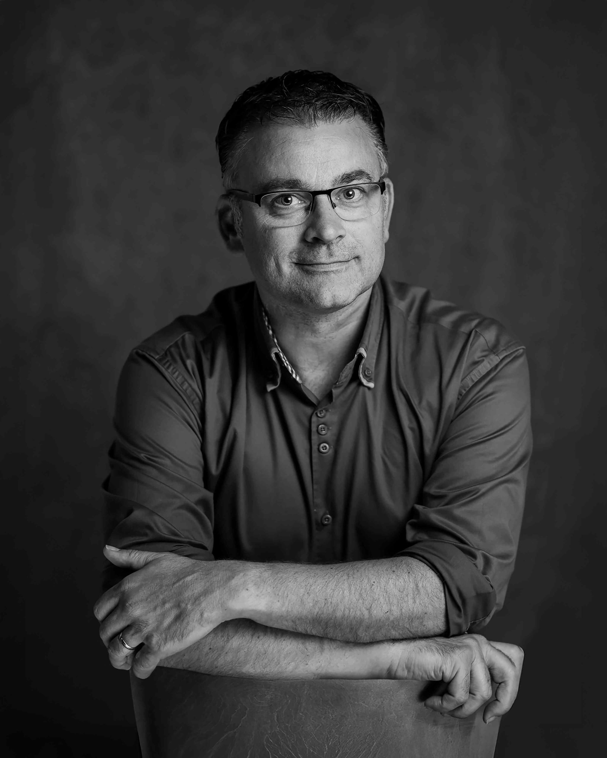 Serge van Rooij is expert in leiderschapscommunicatie en helpt leiders die iets in beweging willen zetten—binnen hun team, organisatie of daarbuiten. Hij leidt de Bex*impact academy, de trainingsdivisie van Bex*. Serge van Rooij is expert in leiderschapscommunicatie en helpt leiders die iets in beweging willen zetten - binnen hun team, organisatie of daarbuiten. Hij leidt de Bex*impact academy, de trainingsdivisie van Bex*.