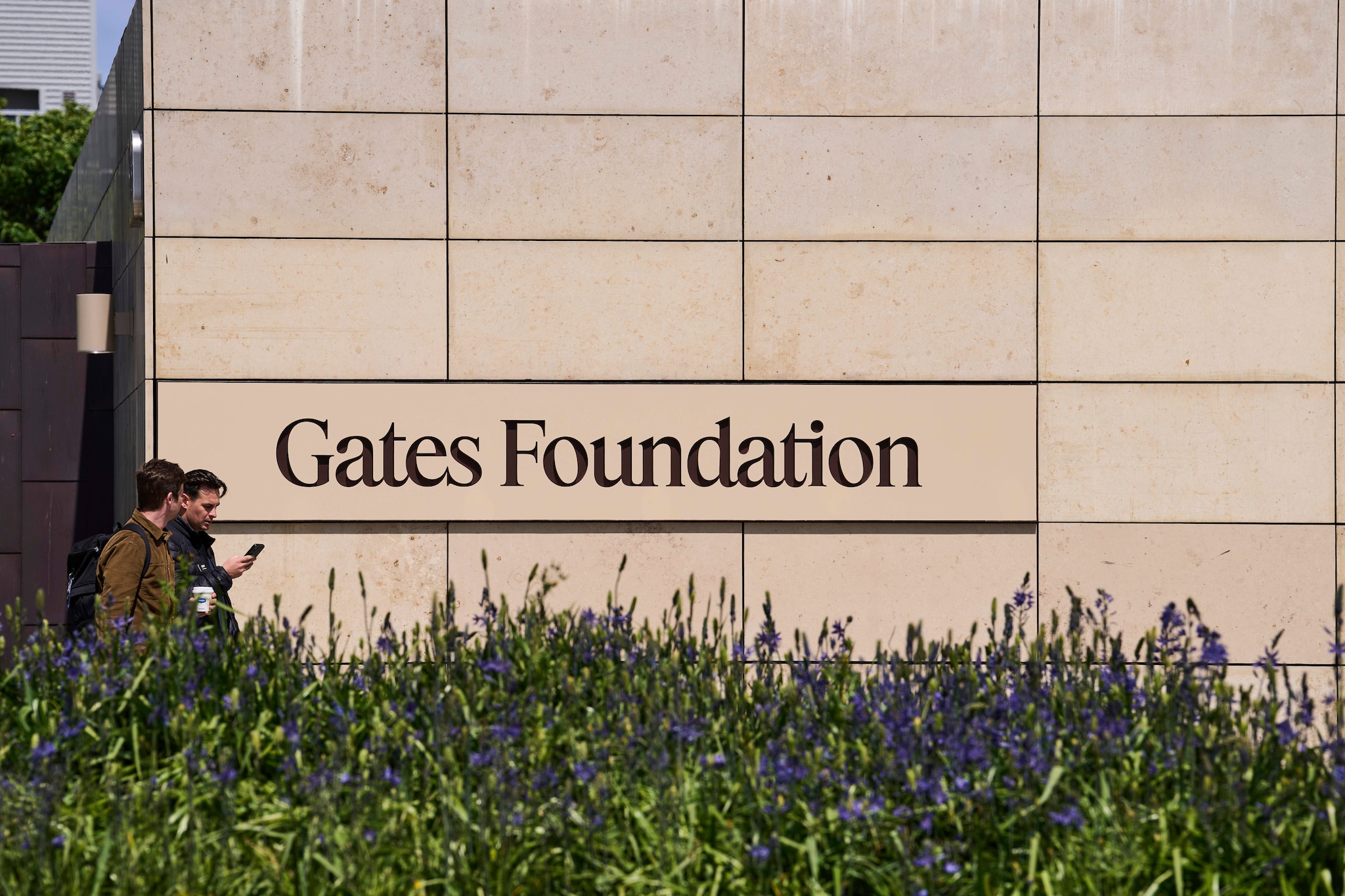 People walk by a Gates Foundation sign at the foundation's campus Wednesday, April 30, 2025, in Seattle. (AP Photo/Lindsey Wasson) Het hoofdkantoor van de Gates Foundation is gevestigd in Seattle. Foto: AP.