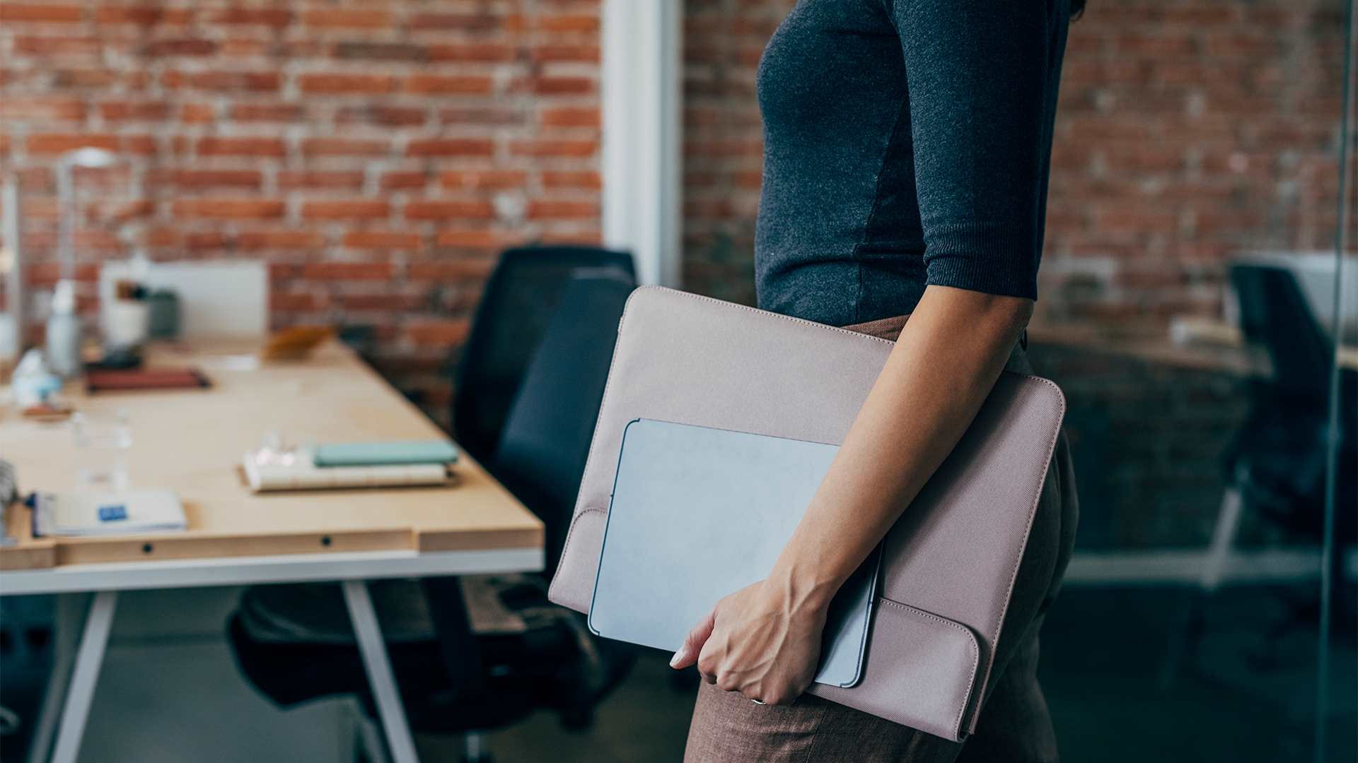 Laptop mee naar werk. Gaan bedrijven voor een verbod van persoonlijke apparaten op kantoor? Foto: Getty Images.