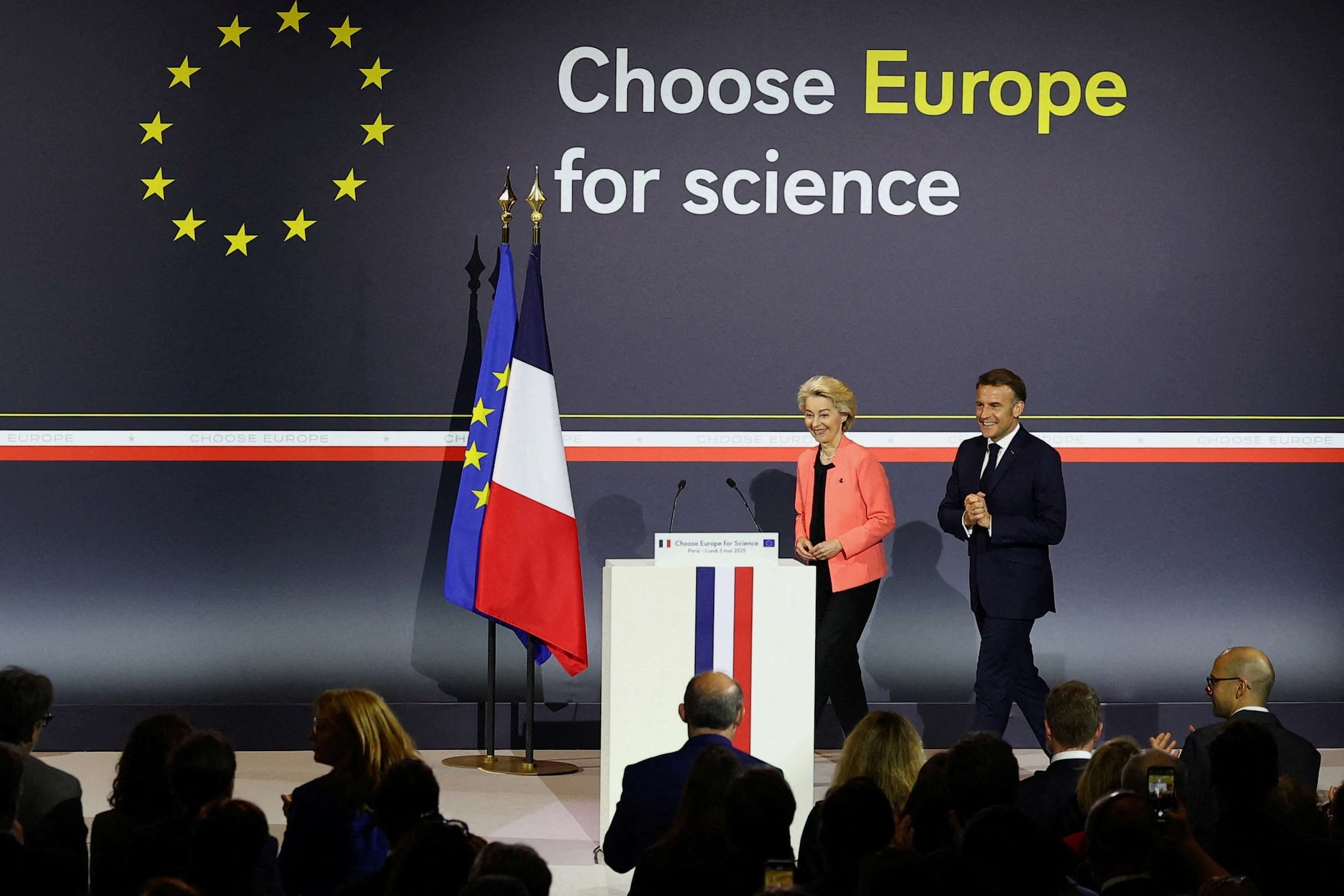 Choose Europe for science: EU probeert met een miljoenenbudget Amerikaanse wetenschappers naar Europa te halen. De Franse president Macron en EC-voorzitter Von der Leyen bij de conferentie Choose Europe for Science in Parijs. De conferentie heeft als doel onderzoekers en wetenschappers van over de hele wereld aan te moedigen hun werk in Europa voort te zetten. Foto: ANP