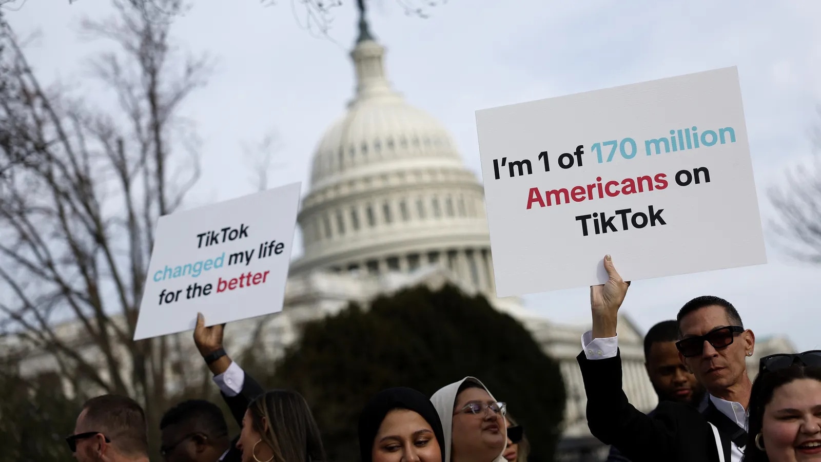 TikTok is here to stay, maakte de VP duidelijk. Protestacties bij het Witte Huis in Washington nu er al even een verbod dreigt op het social media-kanaal in de VS. Foto: AFP