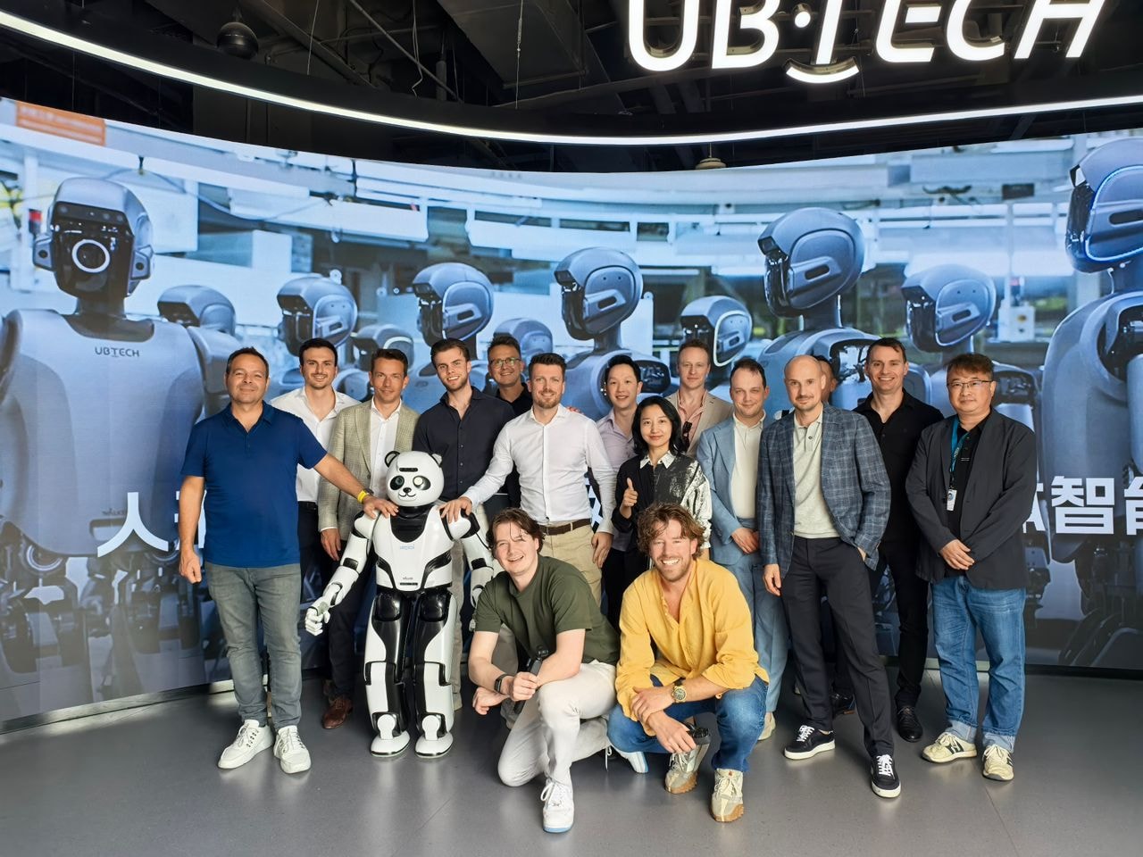 China-reis Job van den Berg en Remy Gieling; groepsfoto bij Ubtech. Groepsfoto tijdens de reis van Job van den Berg en Remy Gieling met een groep ondernemers naar China, genomen bij techbedrijf UbTech (humanoid robots). Foto: AI.nl.