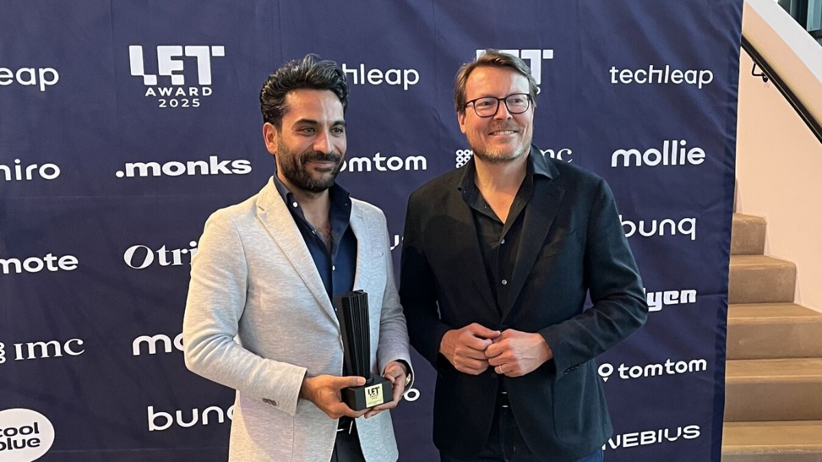 Hamed Sadaghian van Nearfield Instruments is uitgeroepen tot beste techondernemer van het jaar. Hamed Sadaghian van Nearfield Instruments is uitgeroepen tot beste techondernemer van het jaar. Hij ontving de award van prins Constantijn van Oranje-Nassau. Foto: Techleap.