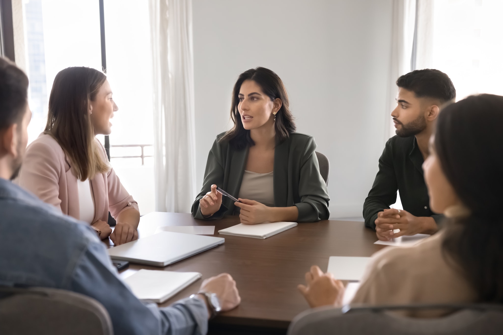 Leiderschap op de werkvloer. Foto: Shutterstock Of de mevrouw op de foto een CEO is, is ons niet bekend. Dit is wat we noemen ‘stockbeeld’, een foto die als weergave dient van de tekst erbij. Foto: Shutterstock