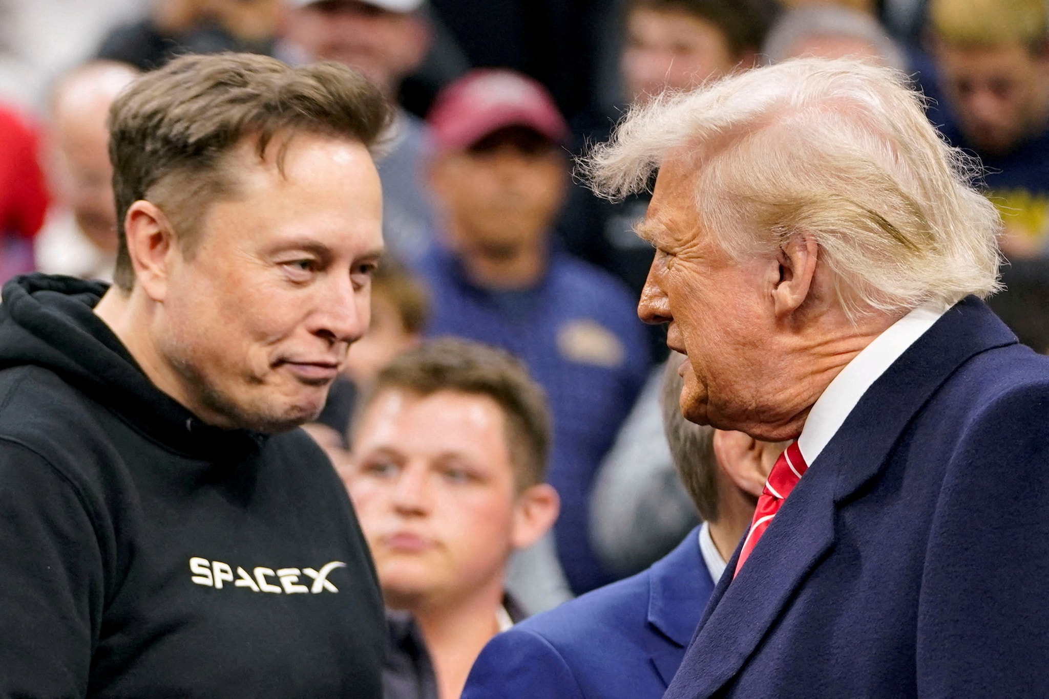FILE PHOTO: Tesla CEO Elon Musk greets U.S. President Donald Trump as they attend the NCAA men's wrestling championships in Philadelphia, Pennsylvania, U.S., March 22, 2025. REUTERS/Nathan Howard/File Photo Inderdaad: Elon Musk en Donald Trump. Foto: Reuters.