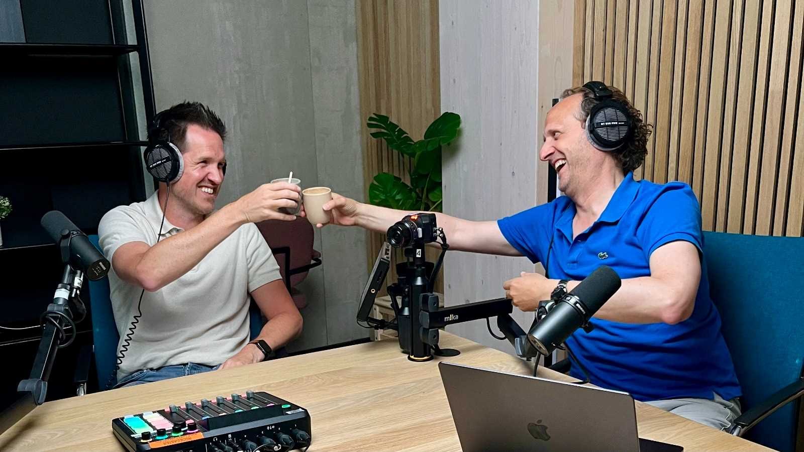 Thijs van Dijk en Daniel Kok, presentatoren van Bakkie Media, proosten... met koffie natuurlijk. Thijs van Dijk (links) en Daniel Kok, presentatoren van Bakkie Media, proosten... met koffie natuurlijk.