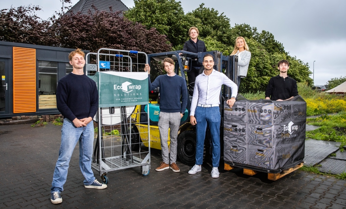 EcoWrap Solutions Luuk Woerden (tweede van links) met de mede-oprichters van EcoWrap Solutions. Foto: Inge Dingena Mol