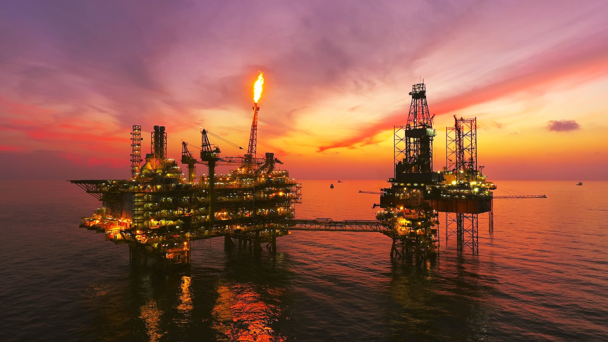 Een boorplatform in zee. Foto: AzmanMD/Shutterstock Een van de vele olieboorplatforms in zee. Foto: AzmanMD/Shutterstock.