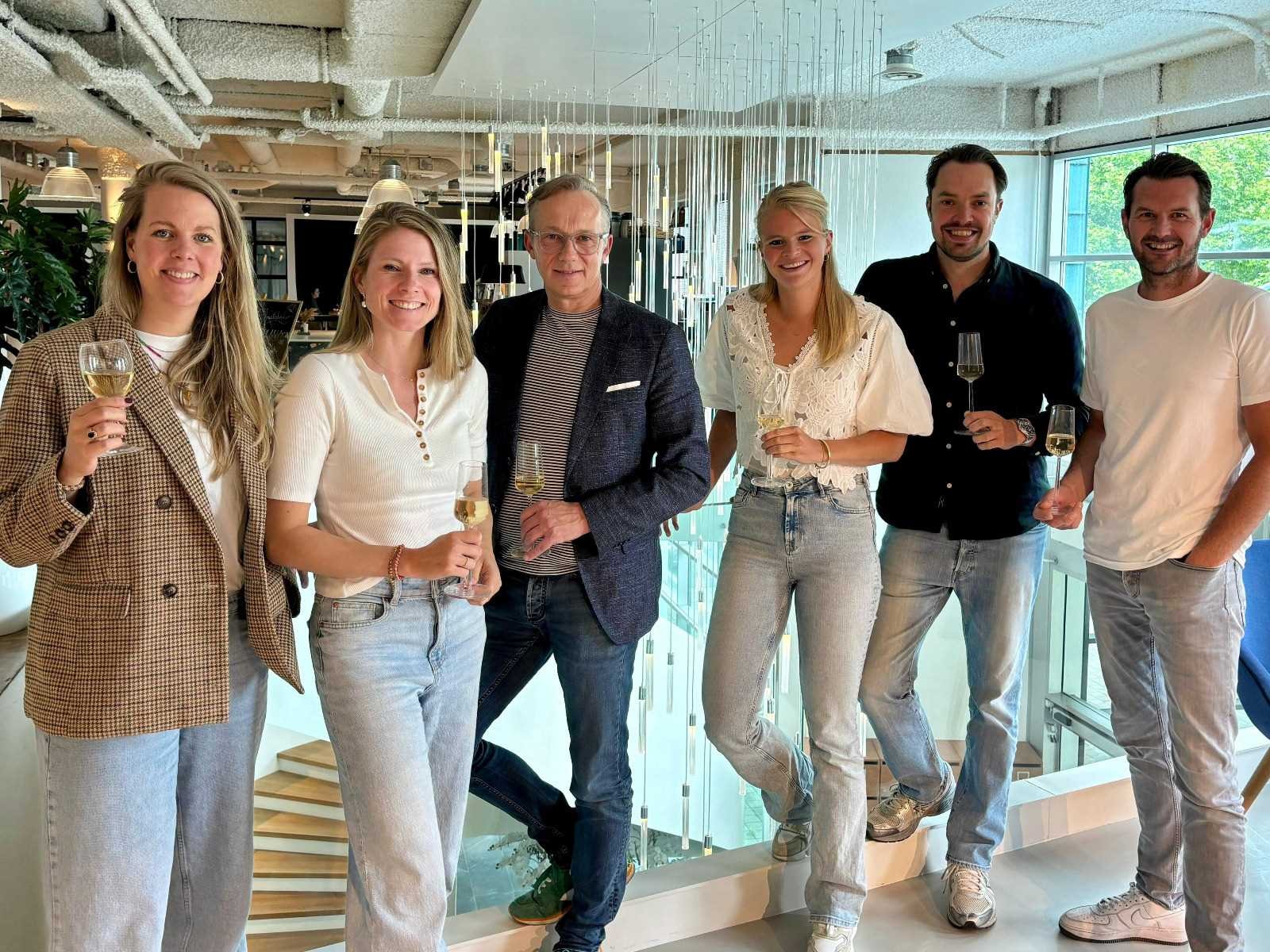 Sprekershuys en Quality Bookings gaan samen. De overname door het Sprekershuys van Quality Bookings werd gevierd. V.l.n.r. Maartje IJzerman, Anouk Bienefelt, Bart van den Beek, Suzanne Munter, Crijn Janssen en Robert de Vries.