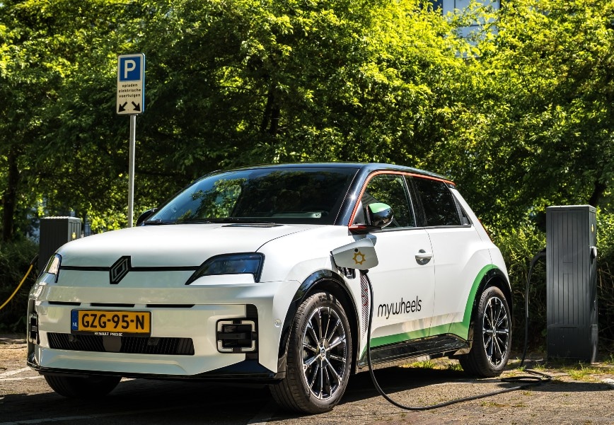 Deze Renault 5 geeft stroom terug in Utrecht. Het project heet Utrecht Energized. Een wereldprimeur, de Vehicle-to-Grid deelautoservice: dit bijzondere samenwerkingsverband is Utrecht Energized, met Renault, MyWheels, We Drive Solar en de gemeente Utrecht.