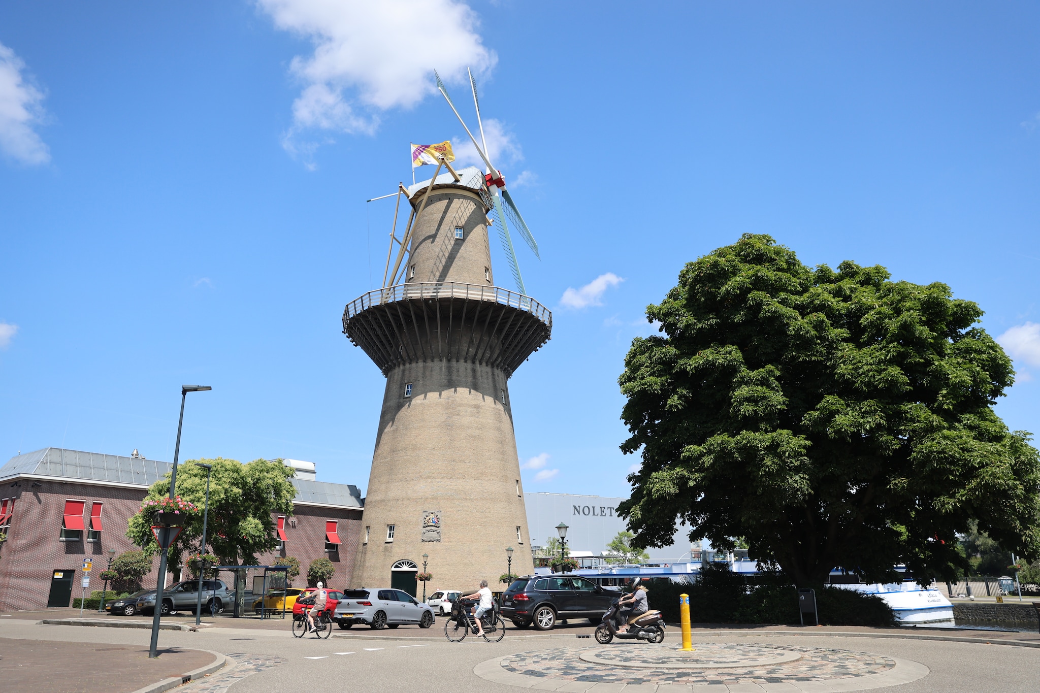 De Noletmolen torent hoog boven Schiedam uit. De Noletmolen torent hoog boven Schiedam uit. Foto: AD/Dennis Wisse.