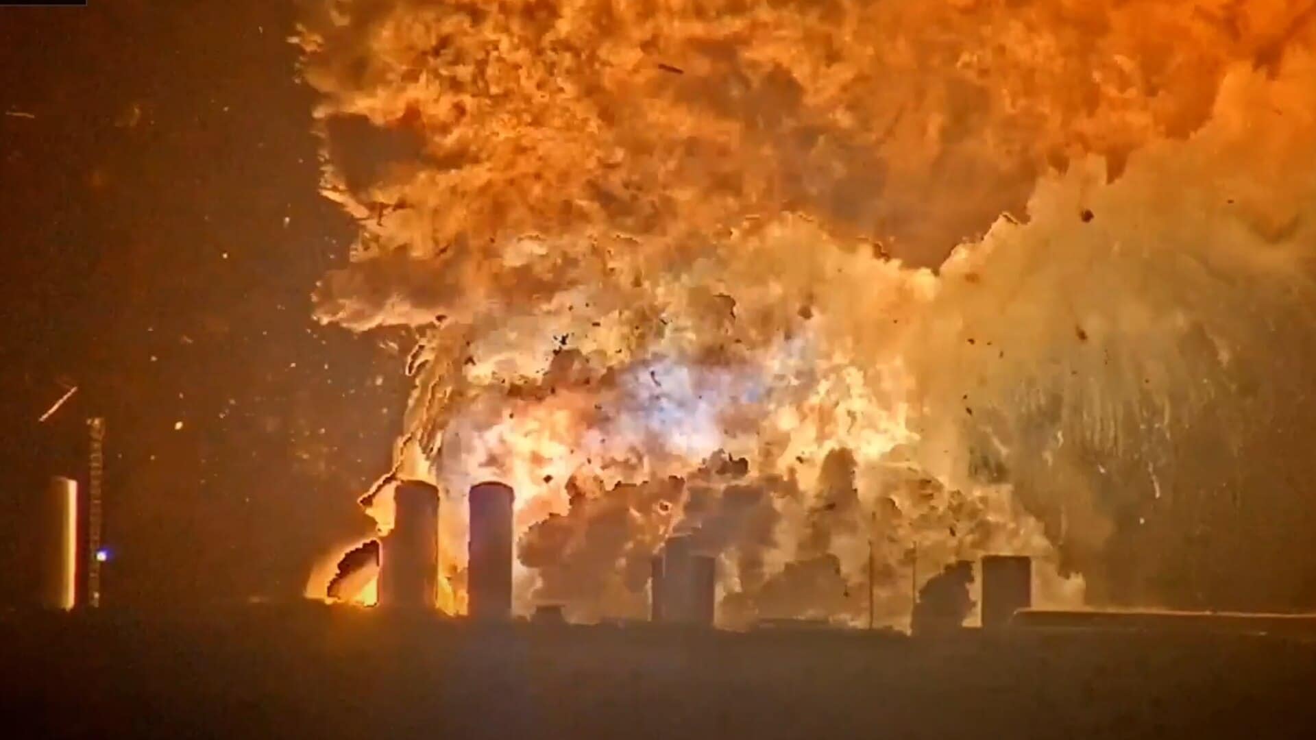 De Starship 36 van SpaceX explodeerde woensdag op een testterrein in Texas. Het bedrijf van Elon Musk voerde een routinematige brandtest uit toen het misging. Videostill