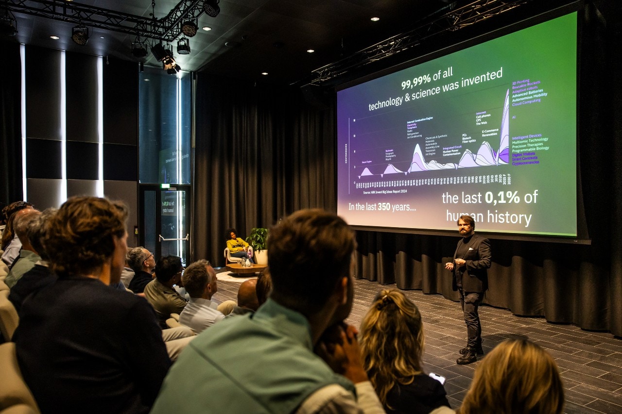 Aragorn Meulendijks tijdens de Masterclass AI voor Businessleaders in Mediavaert. Aragorn Meulendijks tijdens de Masterclass AI voor Businessleaders in Mediavaert. Foto: Dingena Mol.