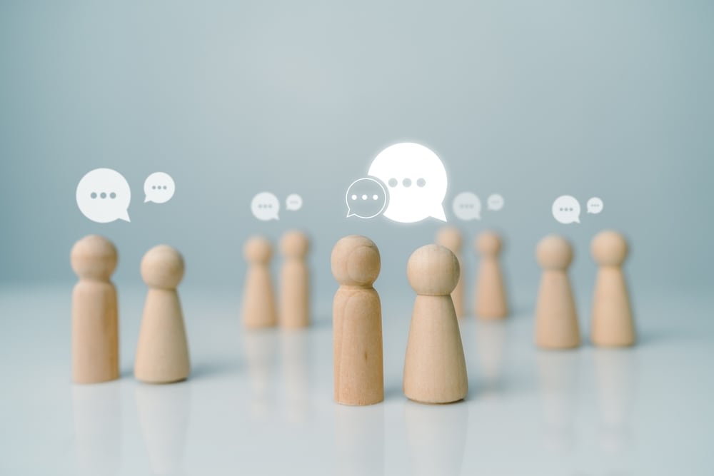 Conversation exchange of ideas in an organization or in society, joining a group listening to discussions sharing creative experiences the face-to-face communicate talking and meeting with strangers. Com-mu-ni-ce-ren. Met ‘waarom’ maak je het simpel. Afbeelding: Shutterstock.