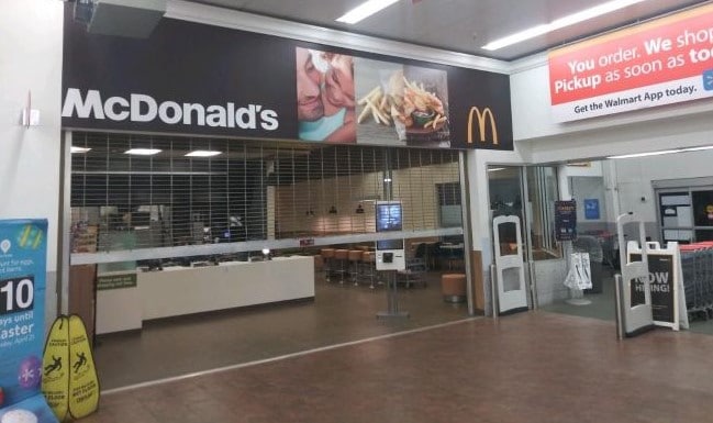 McDonald's in een Walmart, in de VS. Wibe Wagemans, destijds CEO van IndoorAtlas, kreeg 10 miljoen dollar toegezegd van topinvesteerder Hesong Tang tijdens overleg in een... McDonald’s in Walmart. Foto: TheBlueBook.