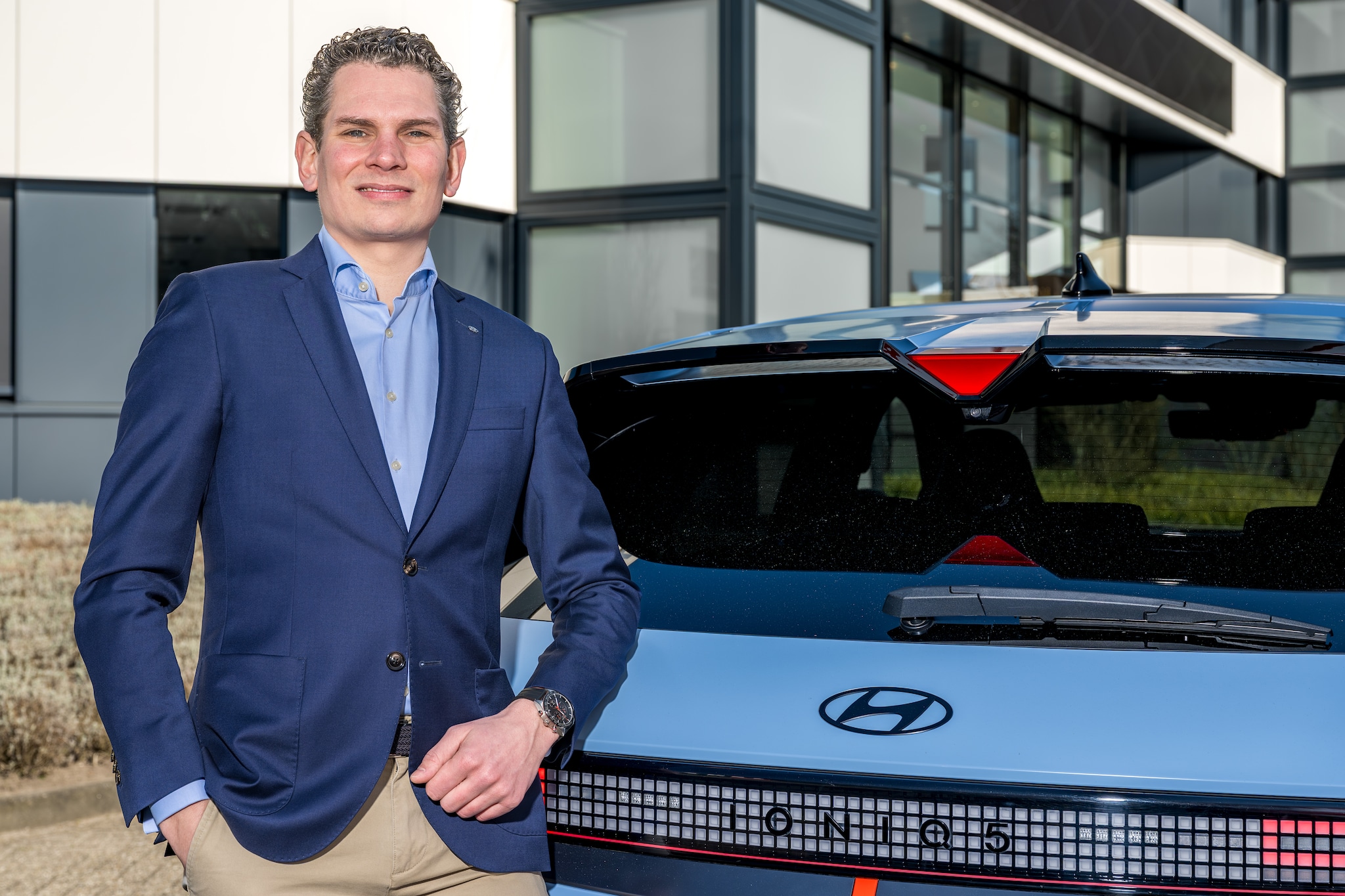 Ruben Keuter Managing Director Hyundai Nederland. Ruben Keuter, Managing Director Hyundai Nederland, naast de IONIQ 5. Foto: Hyundai/BusinessWise.