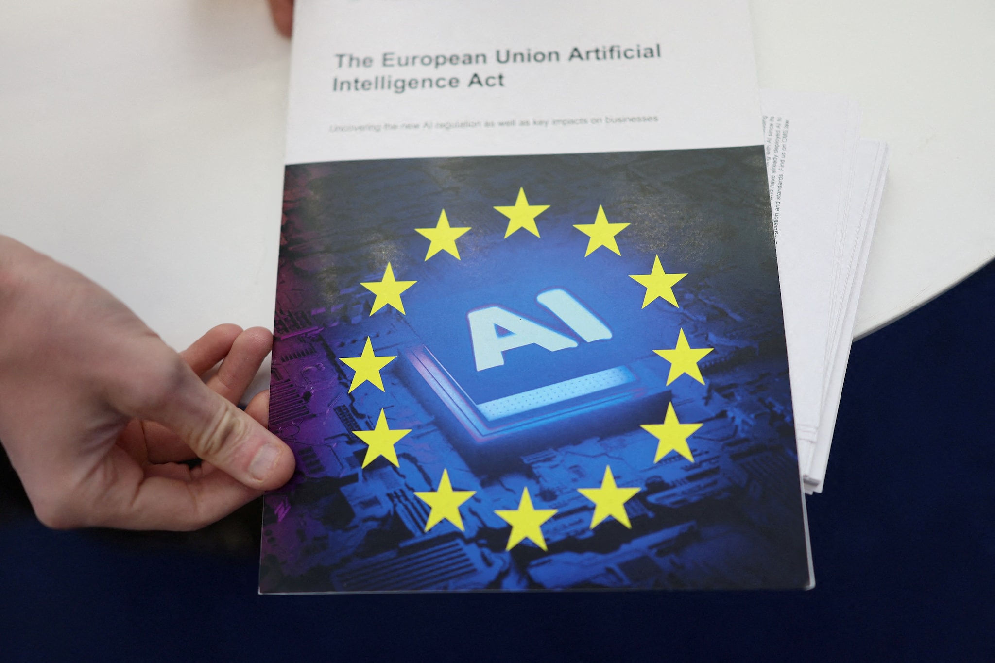FILE PHOTO: A copy of "The European Union Artificial Intelligence (AI) Act" on display during the AI & Big Data Expo 2025 at the Olympia, in London, Britain, February 5, 2025. REUTERS/Isabel Infantes/File Photo Een exemplaar van The European Union Artificial Intelligence (AI) Act. Foto: Reuters.