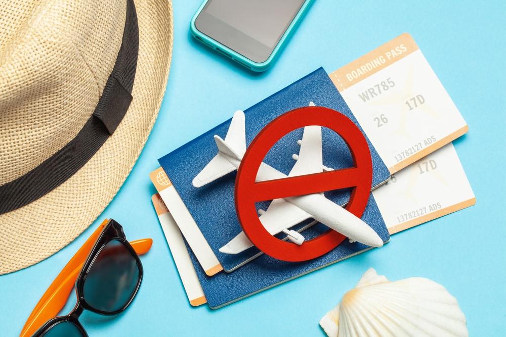 No vacation. Closed visa. Spoiled summer vacation. Ban on flight, quarantine. Passports and plane tickets are crossed out In principe mag je in januari alle vakanties voor dat jaar al inplannen, daarbij hoef je geen rekening te houden met anderen. Ook niet met collega’s met schoolgaande kinderen. Afbeelding: Shutterstock