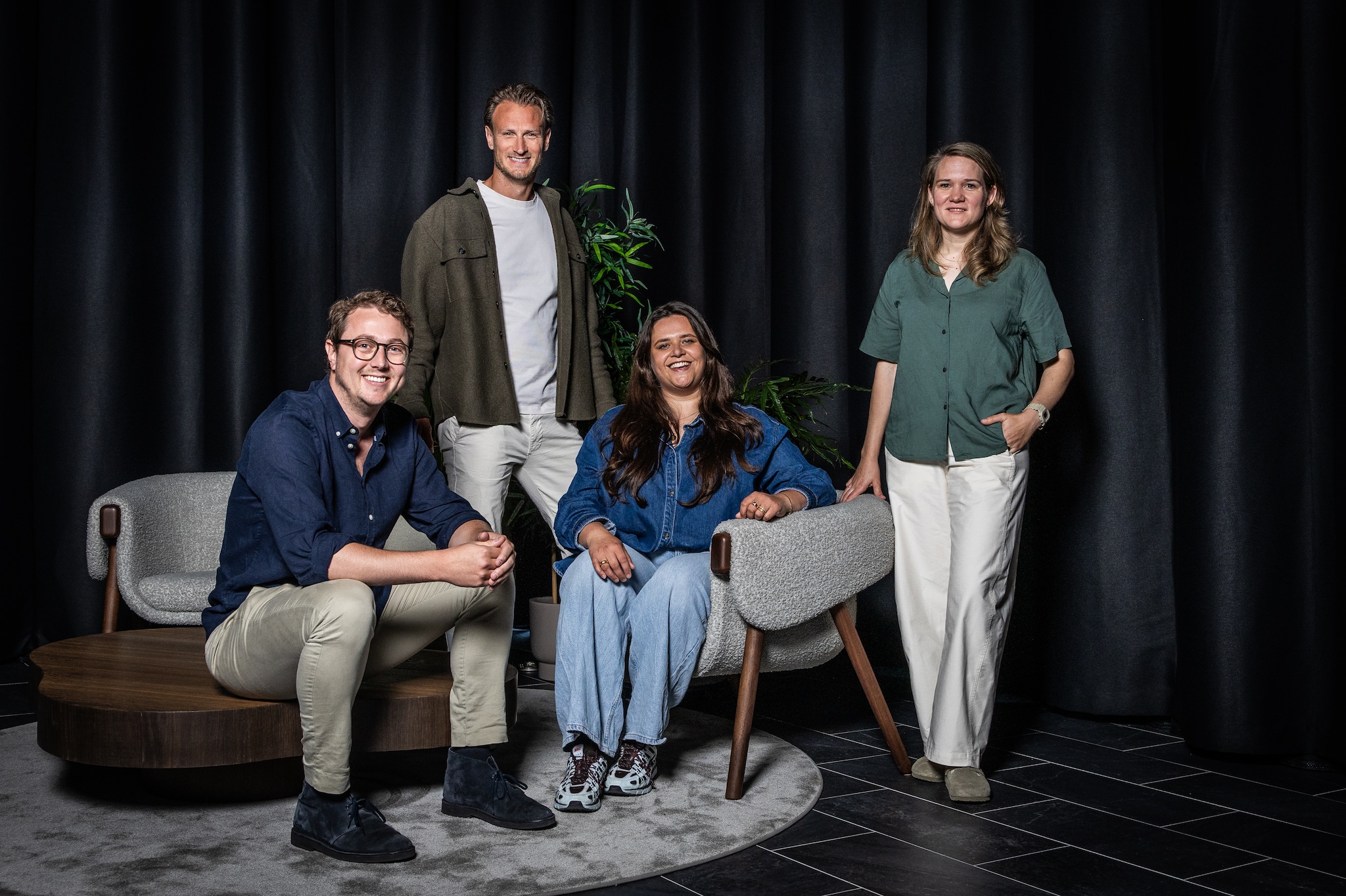 Martijn Vlasblom van mediabureau Stroom, Thijs van der Zande van DPG Media, Milan van Vugt van Initiative en Anne Stokvis van N=5 in Van alle marketing thuis. Beeld: BusinessWise Martijn Vlasblom van mediabureau Stroom, Thijs van der Zande van DPG Media, Milan van Vugt van Initiative en Anne Stokvis van N=5 in Van alle marketing thuis. Beeld: BusinessWise
