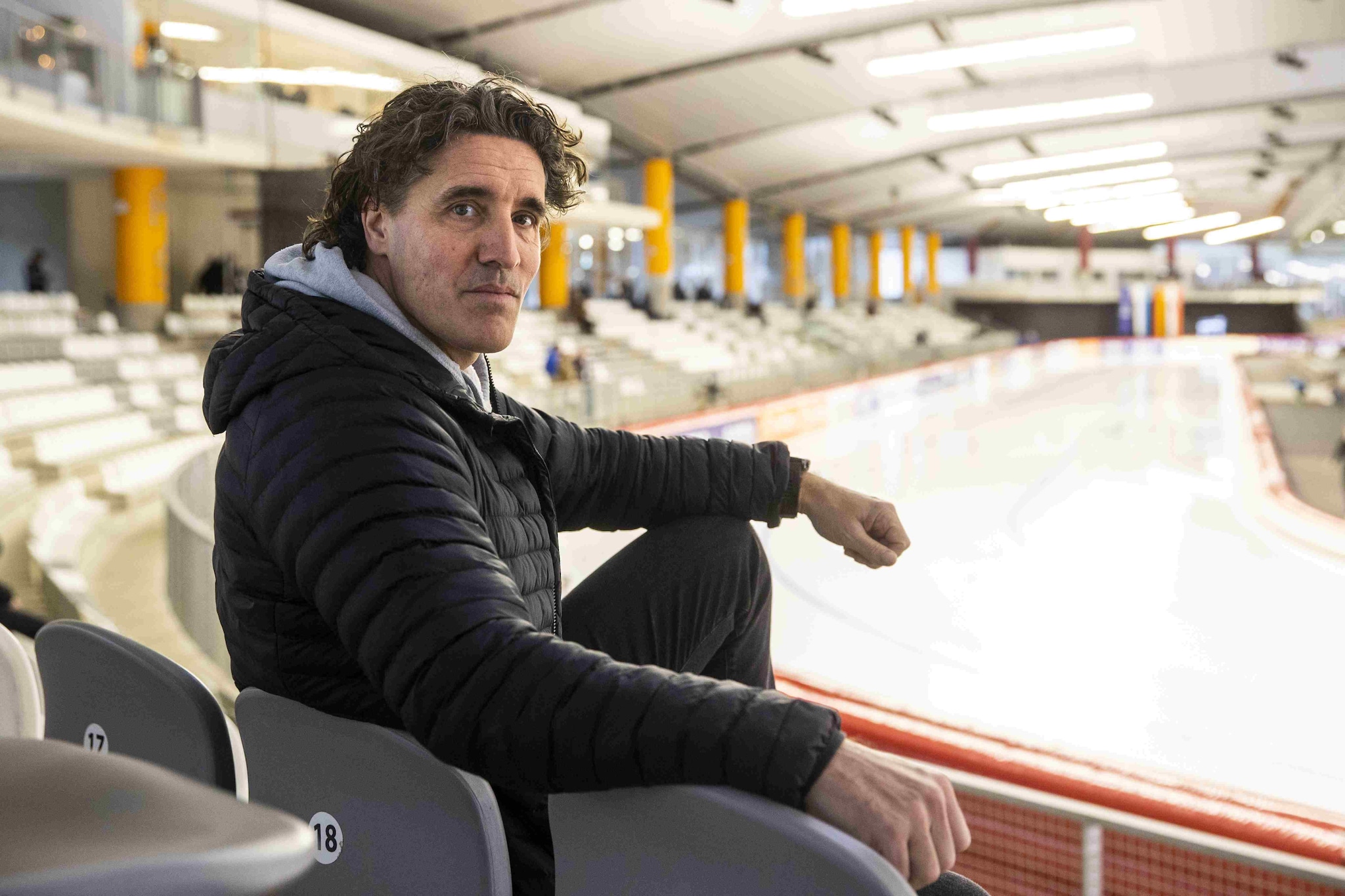 Martin Hersman, vitaliteitsstrateeg en voormalig topschaatser. Martin Hersman, vitaliteitsstrateeg en voormalig topschaatser, stelt heel duidelijk: smartphones, social media en constante meldingen zijn de vijanden van goede slaap. Foto: ANP.