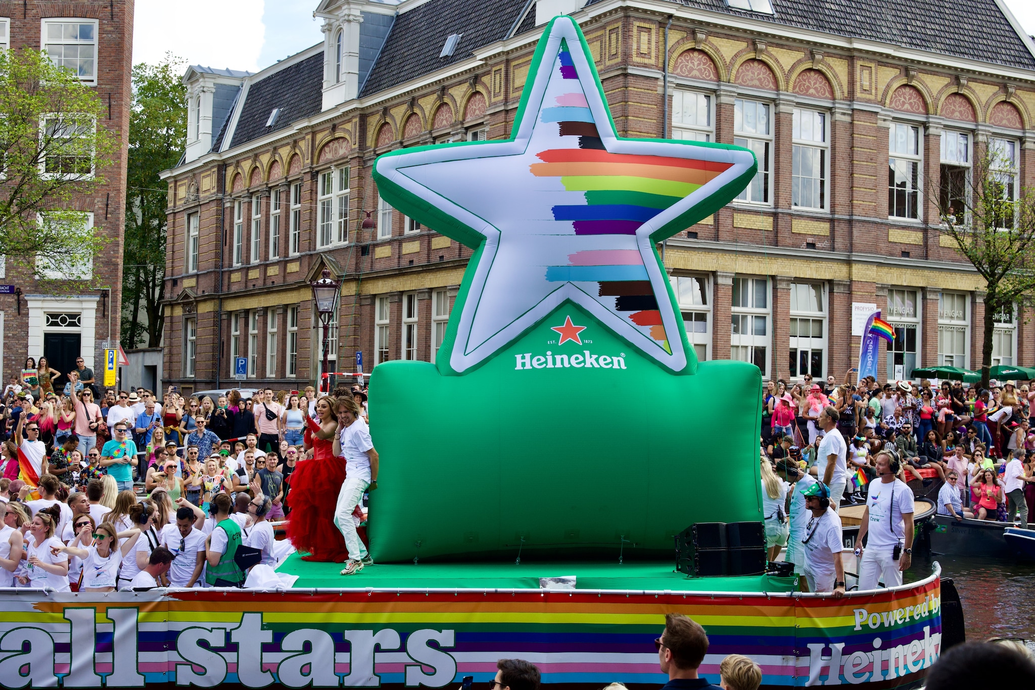 Heineken vaarde mee met de Canal Parade tijdens Pride Amsterdam 2022. Foto: Shutterstock Heineken tijdens de Canal Parade tijdens Pride Amsterdam (2022). Foto: Shutterstock.