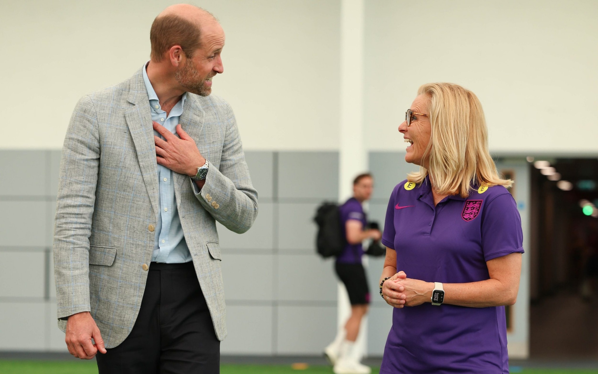 Sarina Wiegman bij prins William. Prins William; fan van het Britse vrouwenvoetbal, fan van Sarina Wiegman, op bezoek tijdens een van de trainingen van het team. Foto: AFP.