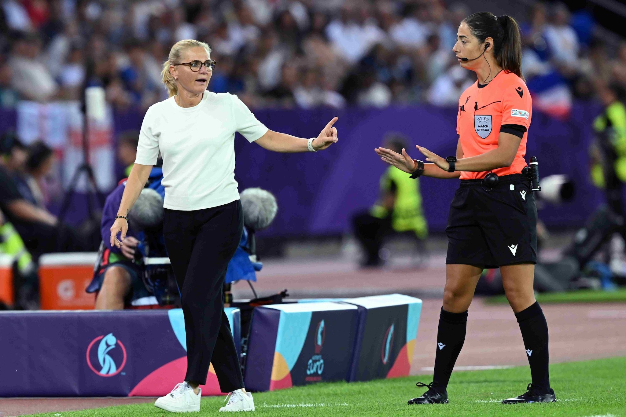 ) England coach Sarina Wiegman in discussie met de vierde official Maria Sole Ferrieri Caputi tijdens de EK groep D wedstrijd tussen Frankrijk en Engeland in Stadion Letzigrund in Zurich, Zwitserland. ANP | Hollandse Hoogte | GERRIT VAN KEULEN Sarina Wiegman in discussie met de vierde official tijdens de recent met 2-1 verloren EK-wedstrijd tegen Frankrijk. Foto: ANP.