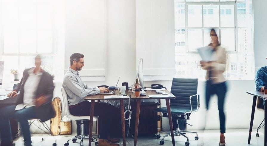 Kantoorpersoneel. Bijvoorbeeld administratief medewerkers en callcenter-medewerker die ZZP’er zijn verdienen rond de 36 euro per uur of minder. Foto: Shutterstock.
