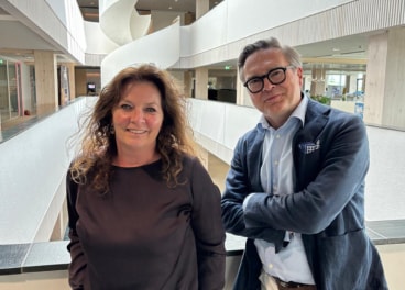 Sascha Louwhoff in de podcast Onder Embargo. Beeld: BusinessWise. Sascha Louwhoff in de podcast Onder Embargo, hier op de foto bij de studio’s in Mediavaert met presentator Ronald van de Aart.