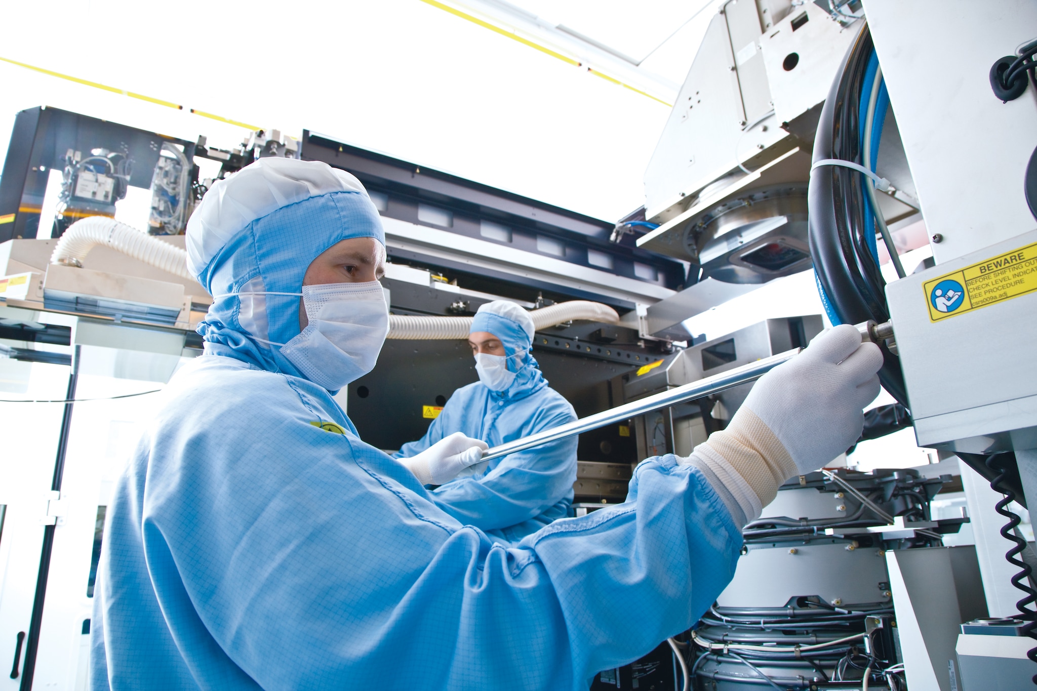 Assemblage van een chipmachine in een cleanroom van ASML in Veldhoven.