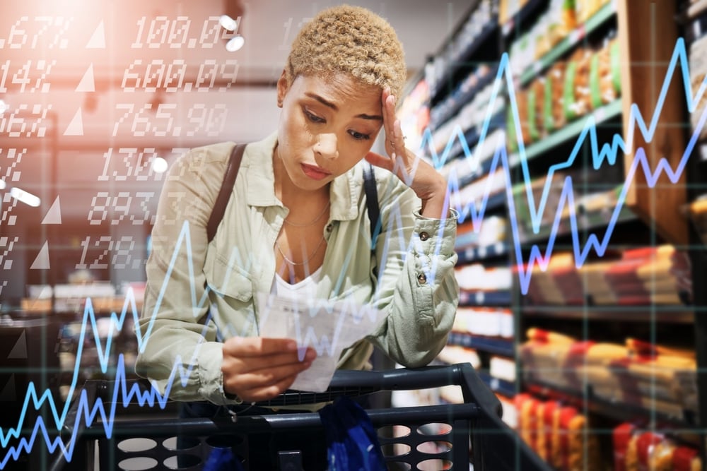 Woman, grocery shopping and stress with receipt for price increase, budget mistake or financial crisis by shelf. African customer in store or supermarket with headache, food cost or inflation overlay Afbeelding: Shutterstock