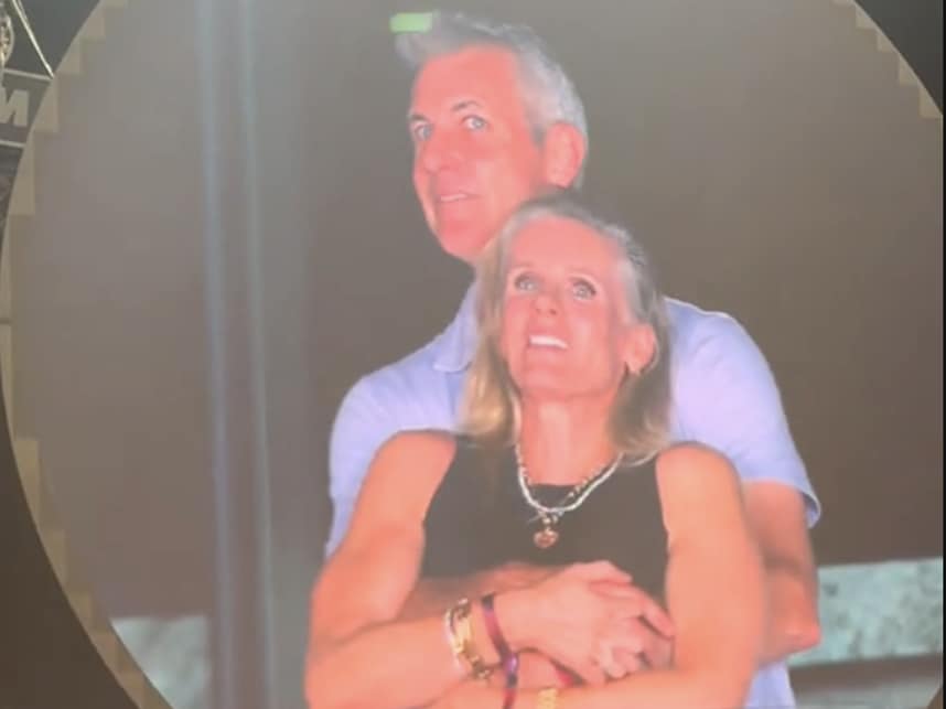 De beelden van de kisscam tijdens het optreden van Coldplay gaan viraal. De beelden van de kisscam tijdens het optreden van Coldplay gaan viraal.