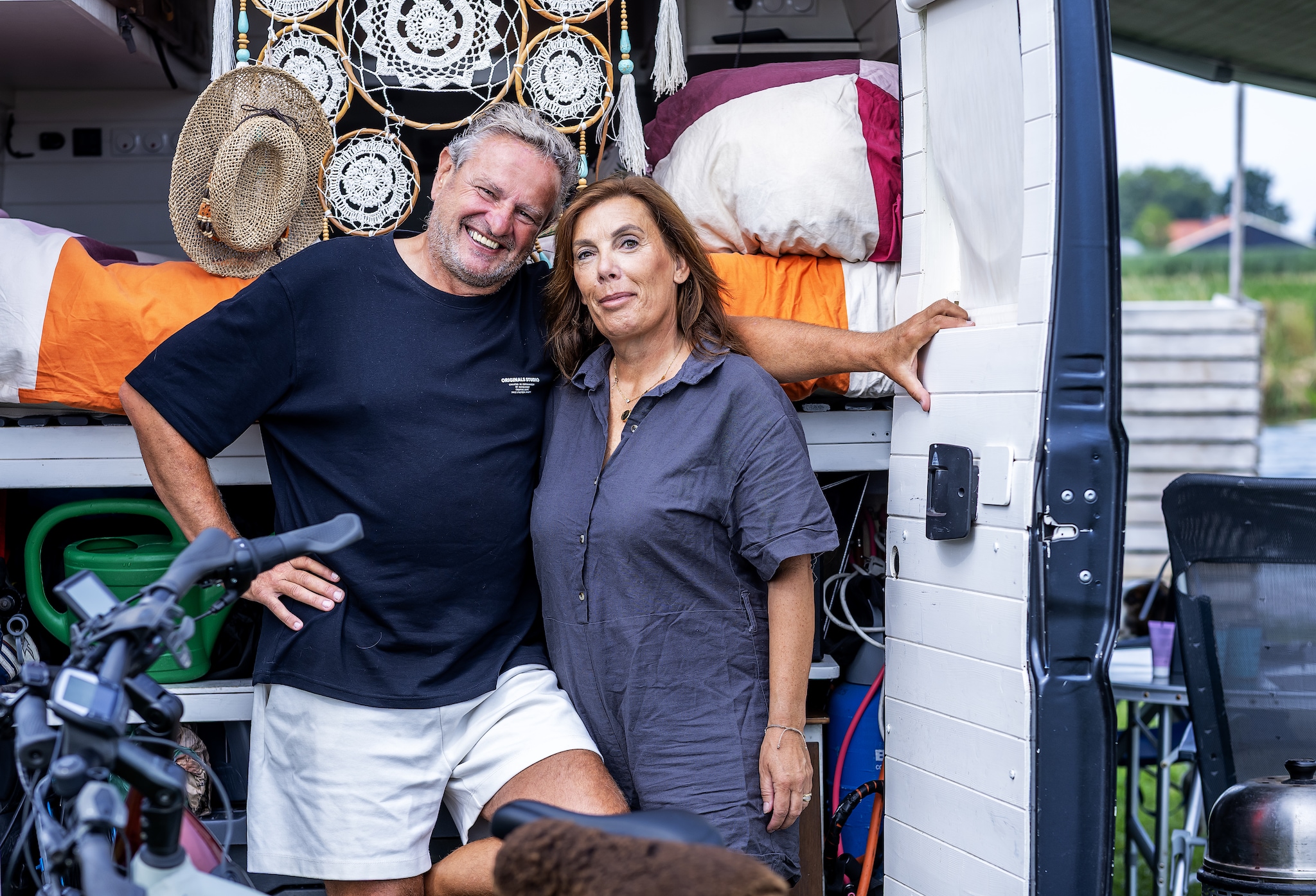 Francisca Thijssen en haar man Marcel uit Nieuwerkerk aan den IJssel verkochten twee jaar geleden hun hele hebben en houwen en reizen sindsdien met hun twee honden per camper de wereld rond. Francisca Thijssen en haar man Marcel uit Nieuwerkerk aan den IJssel. Foto: Angeliek de Jonge/AD.