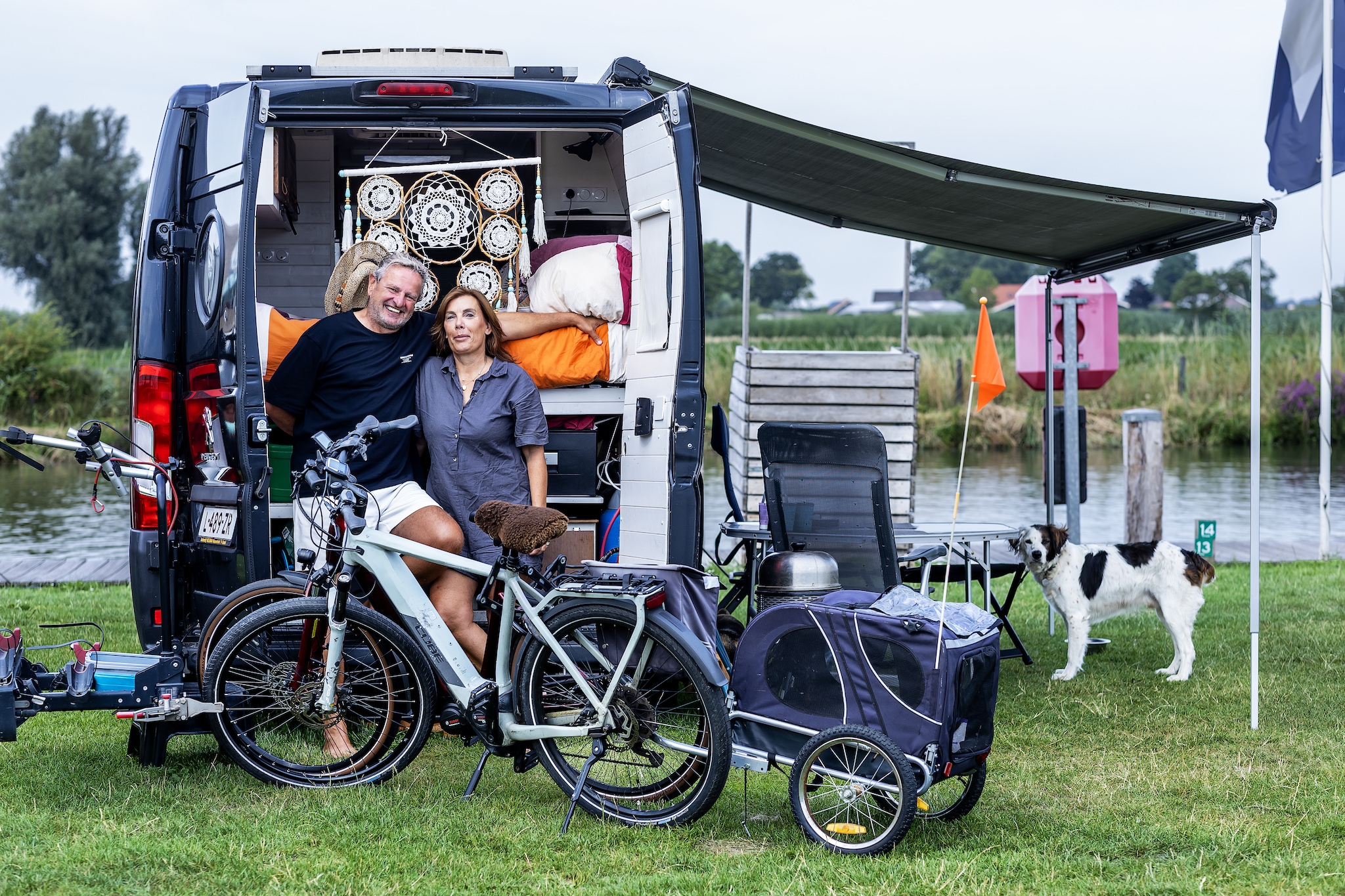 Marcel en Francisca uit Nieuwerkerk aan den IJssel zijn sinds anderhalf jaar fulltime reizigers, net als hun twee honden. Marcel en Francisca uit Nieuwerkerk aan den IJssel zijn sinds anderhalf jaar fulltime reizigers, net als hun twee honden. Foto: Angeliek de Jonge/AD.