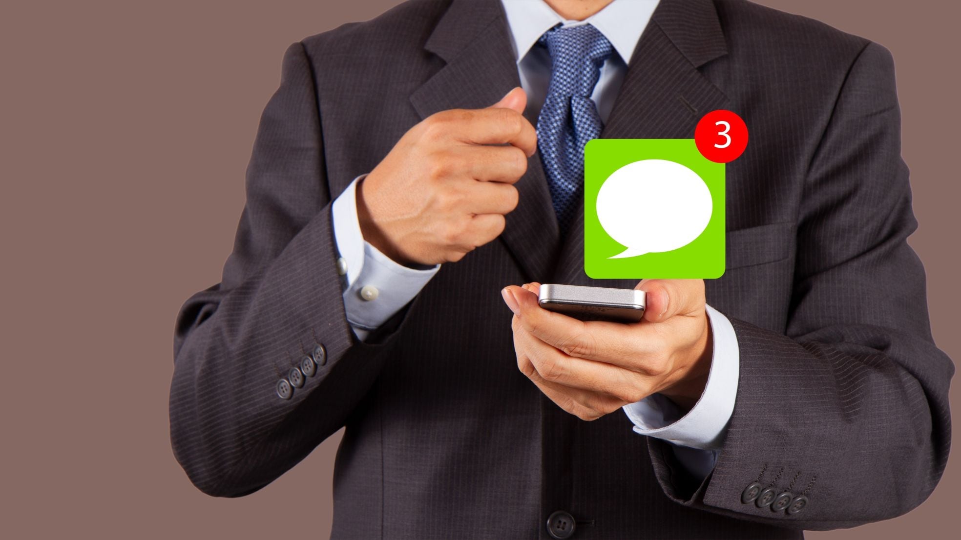 Over en weer appen na werktijd. Nodig of vermijden? Over en weer appen na werktijd. Nodig of vermijden? Foto: Shutterstock