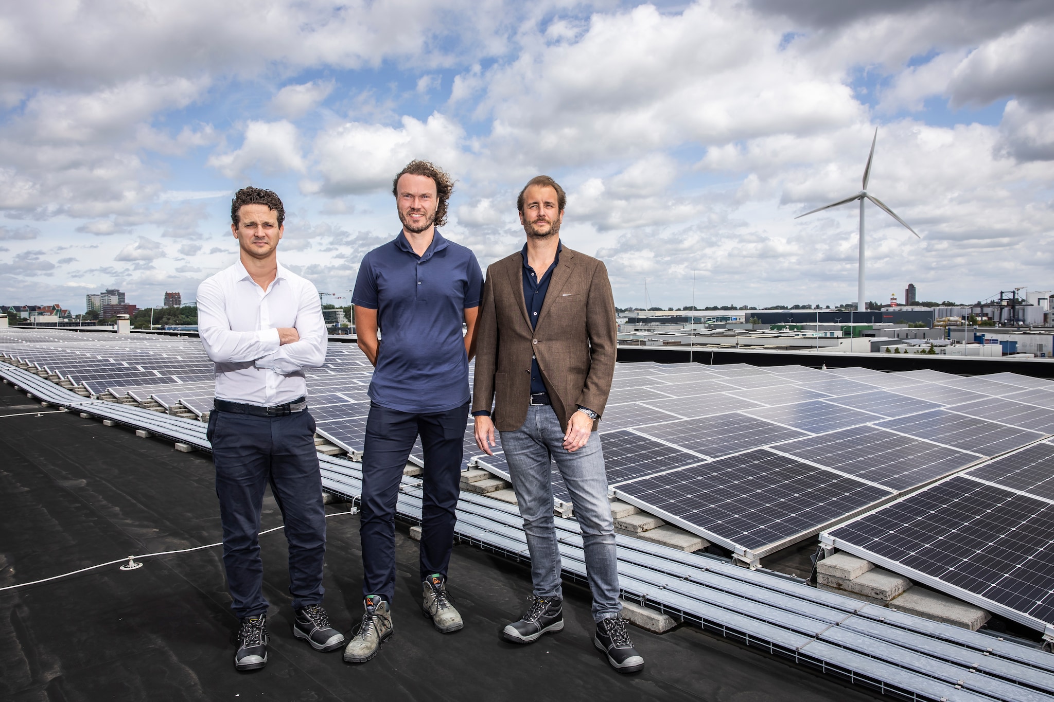 Sebastiaan Richard, Koen Wolters en Frank Broos. Op het dak van het AH distributiecentrum liggen zonnepanelen. Foto Dingena Mol Dingena Mol