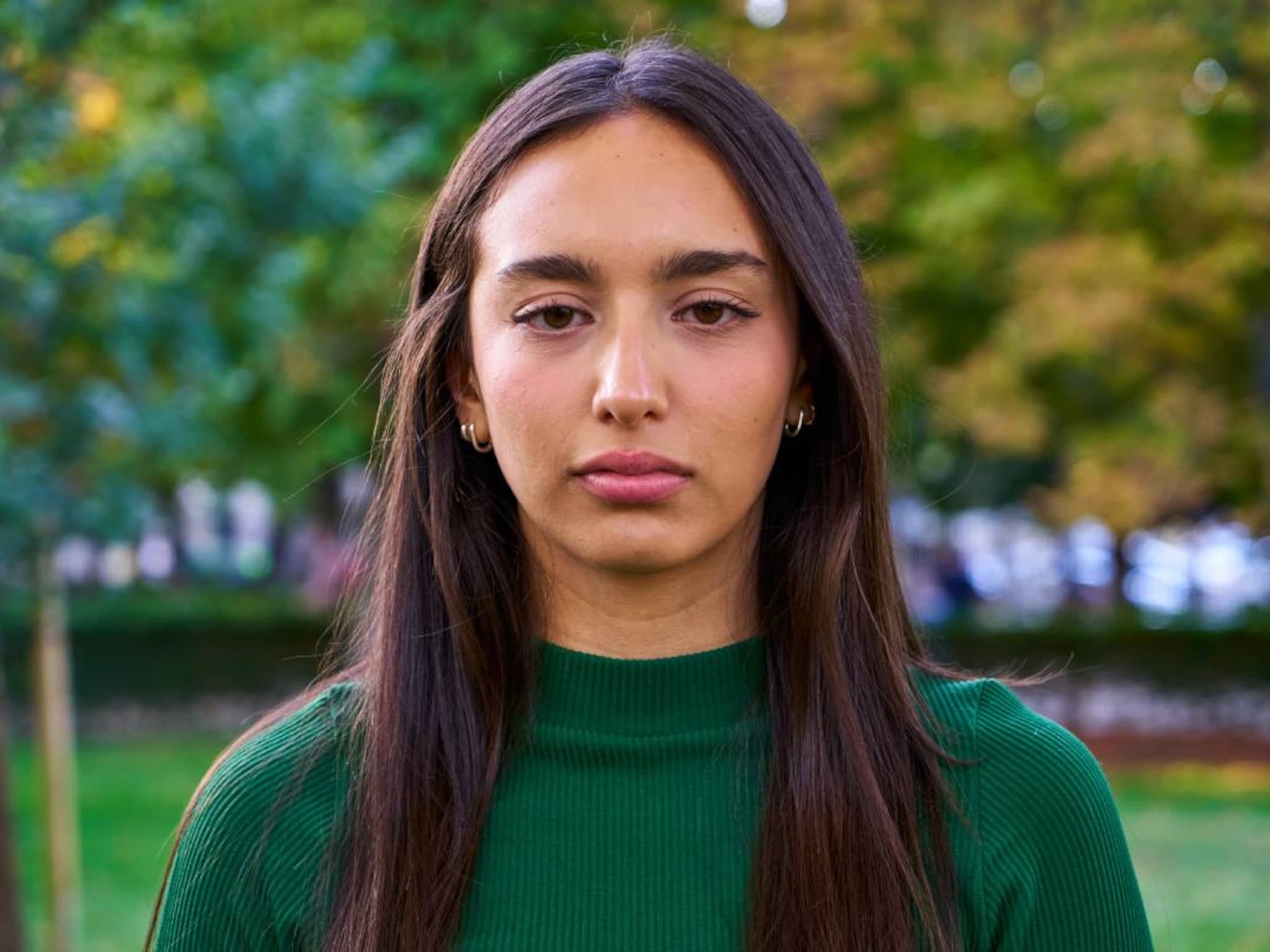 de uitdrukkingsloze gen z stare van personeel