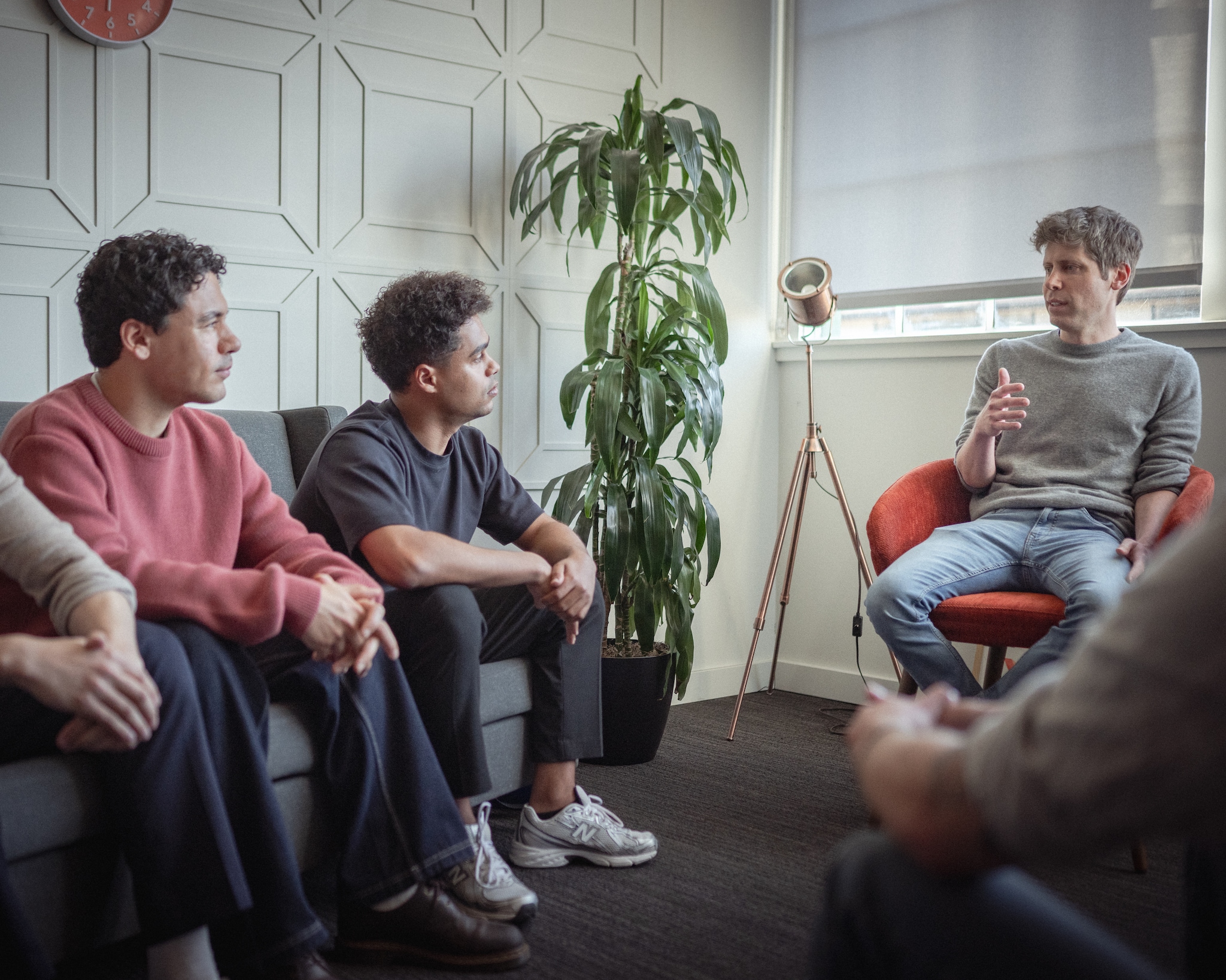 Rauf Akdemir en compagnon Lennert Jansen aan tafel met Sam Altman, de CEO van OpenAI.  Y Combinator
