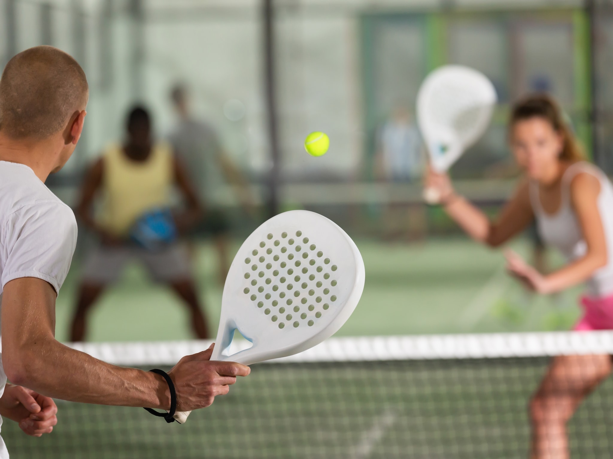 teamspirit vergroten en netwerken padel is laagdrempelig en voor iedereen toegankelijk
