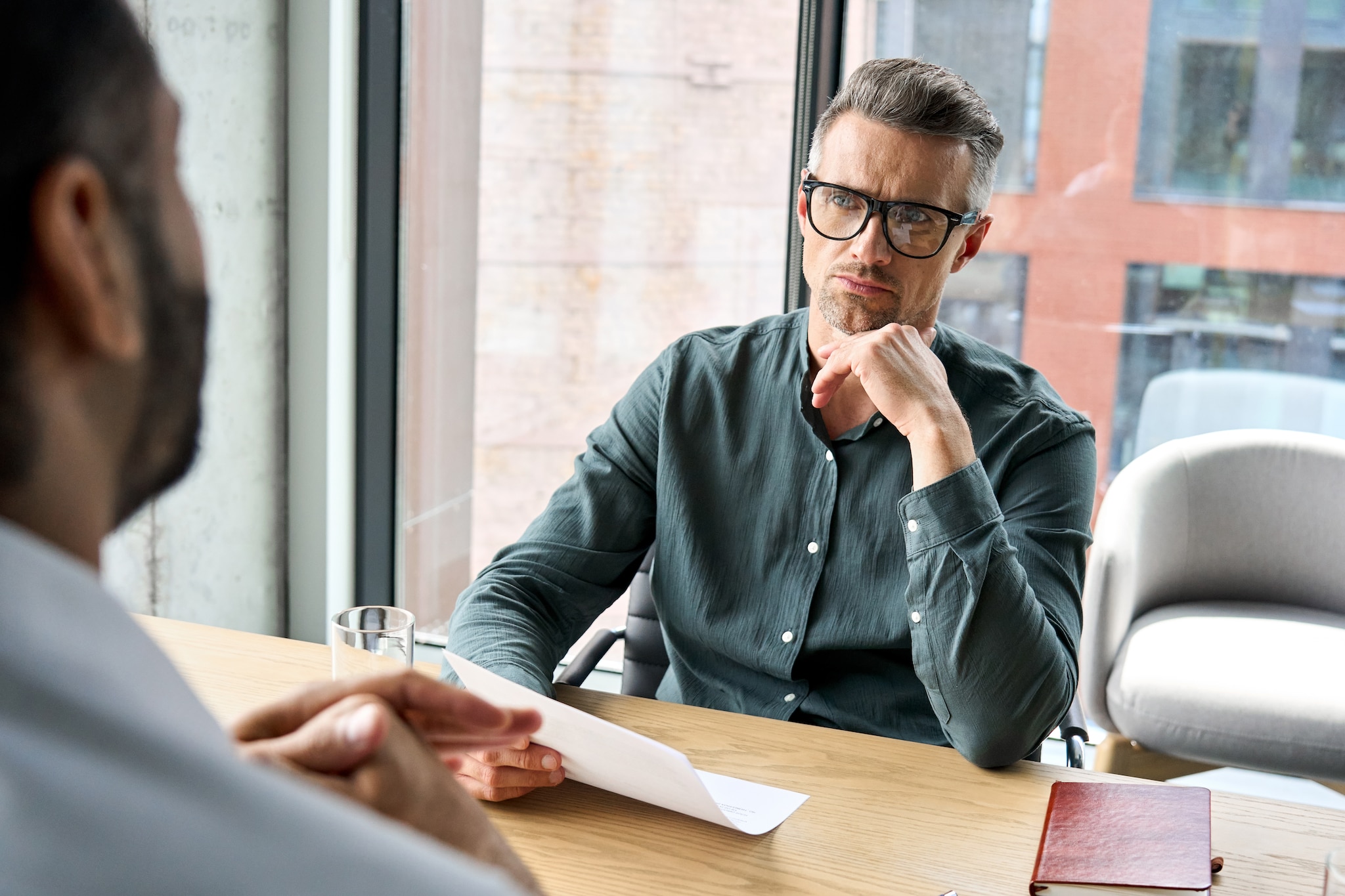 Luisteren maakt je een betere leider. Foto: Shutterstock Luisteren maakt je een betere leider. Foto: Shutterstock